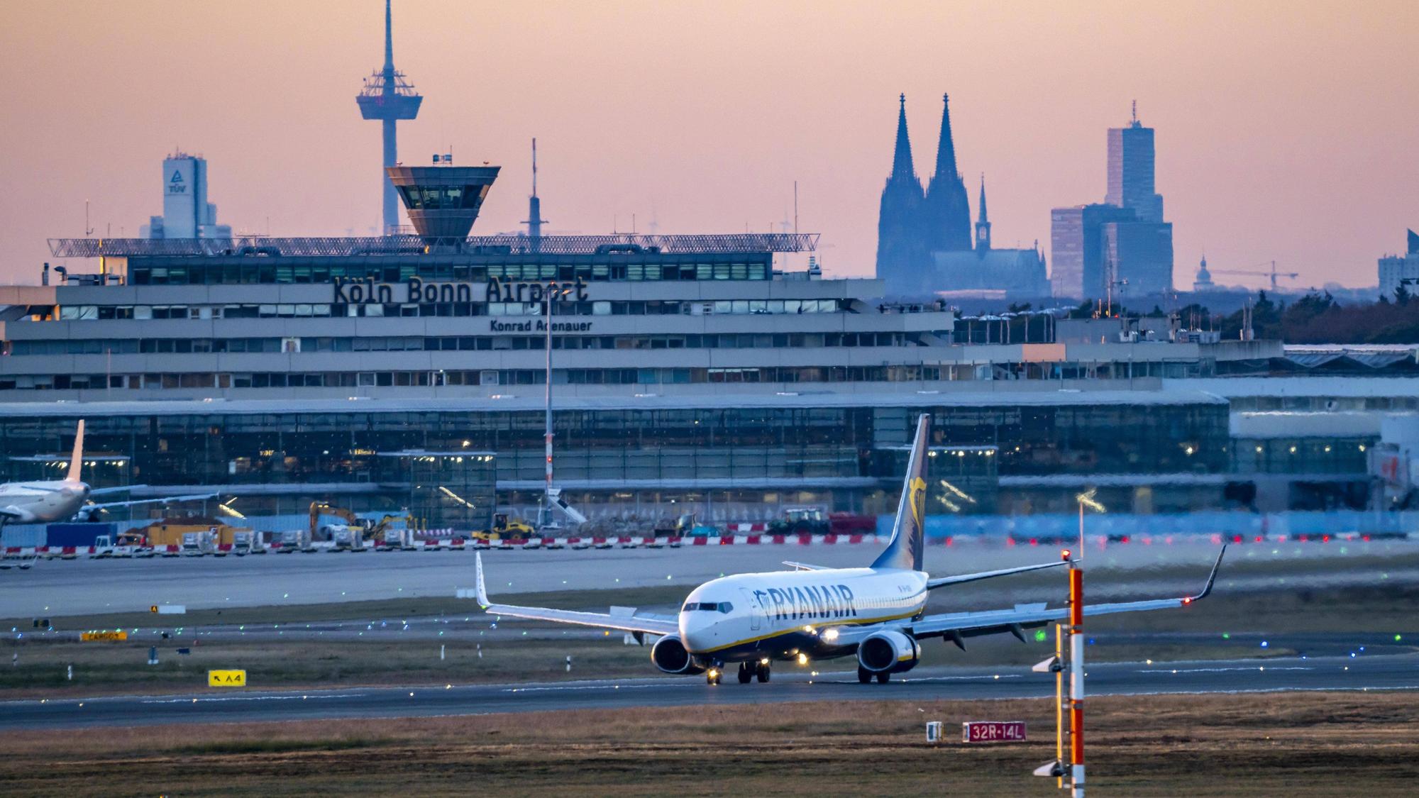 Eine Ryanair-Maschine landet am Flughafen Köln/Bonn. Nach einem Drohnenvorfall in Luxemburg wurden einige Flüge ins Rheinland umgeleitet. (Archivbild)