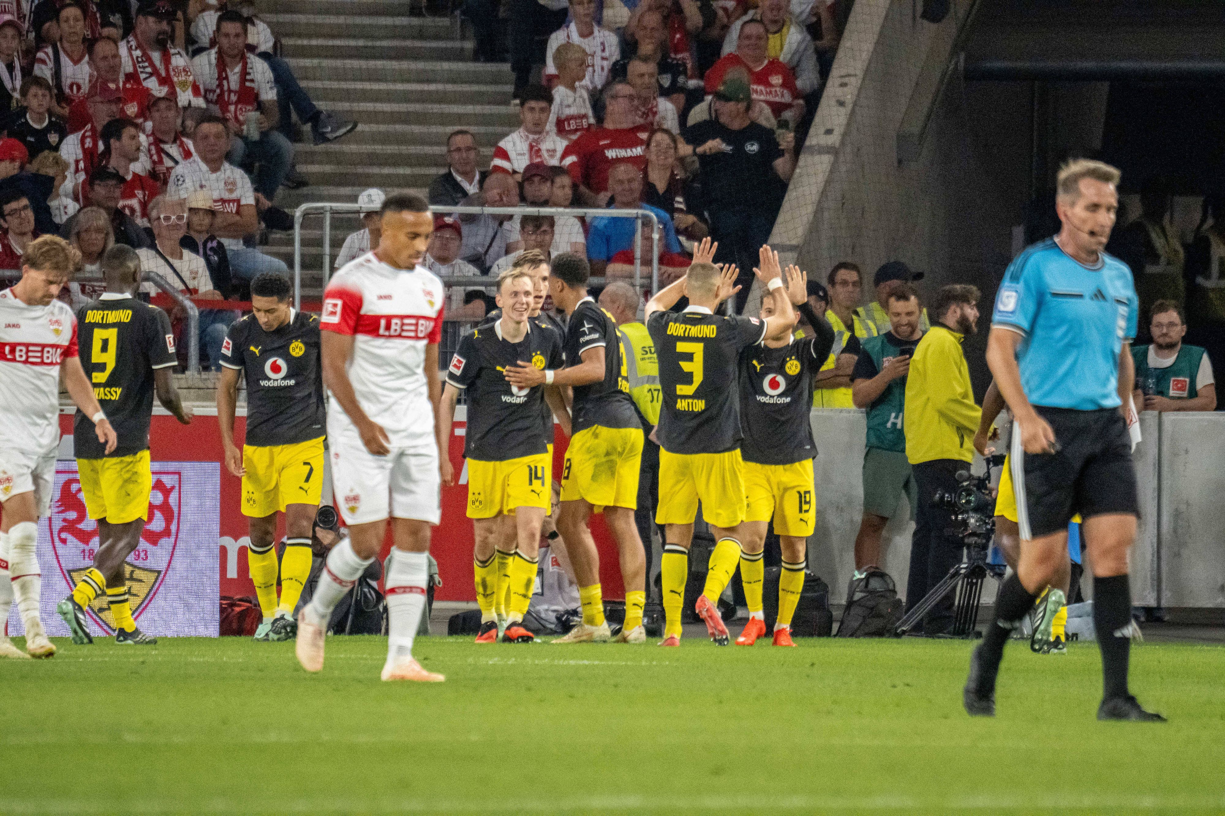 BVB-Spieler bejubeln ein Tor in Stuttgart.