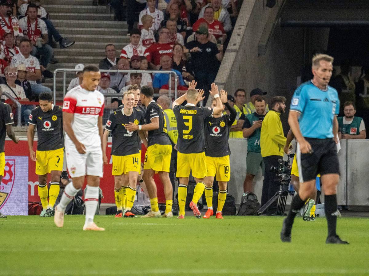 BVB-Spieler bejubeln ein Tor in Stuttgart.