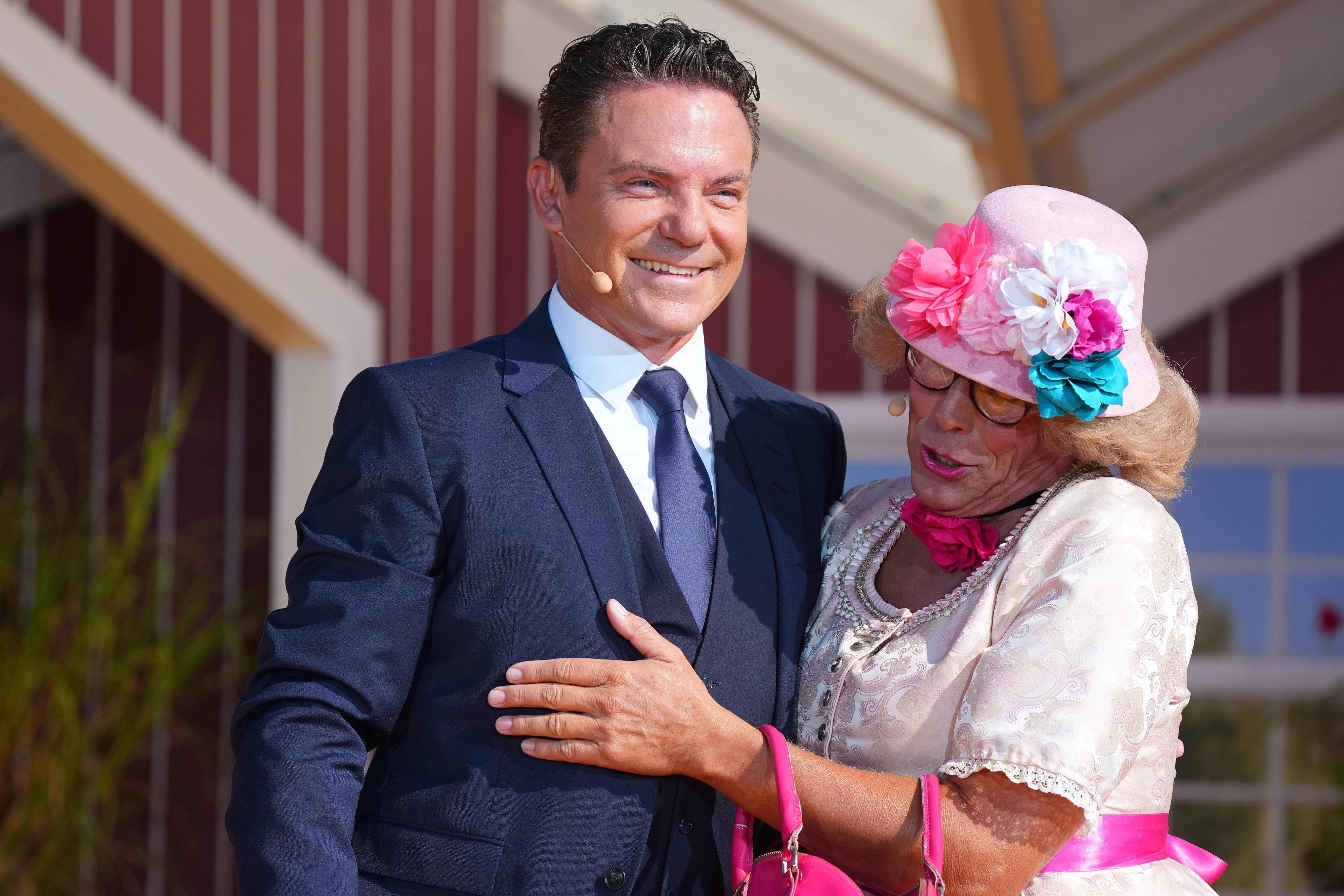 Stefan Mross und eine festlich gekleidete Frau