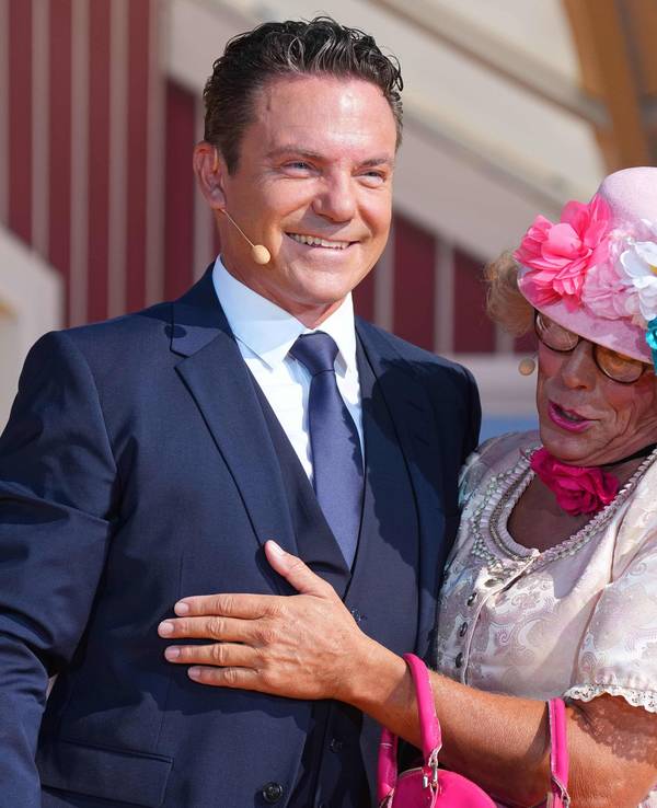 Stefan Mross und eine festlich gekleidete Frau