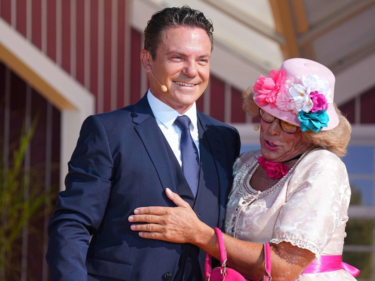 Stefan Mross und eine festlich gekleidete Frau