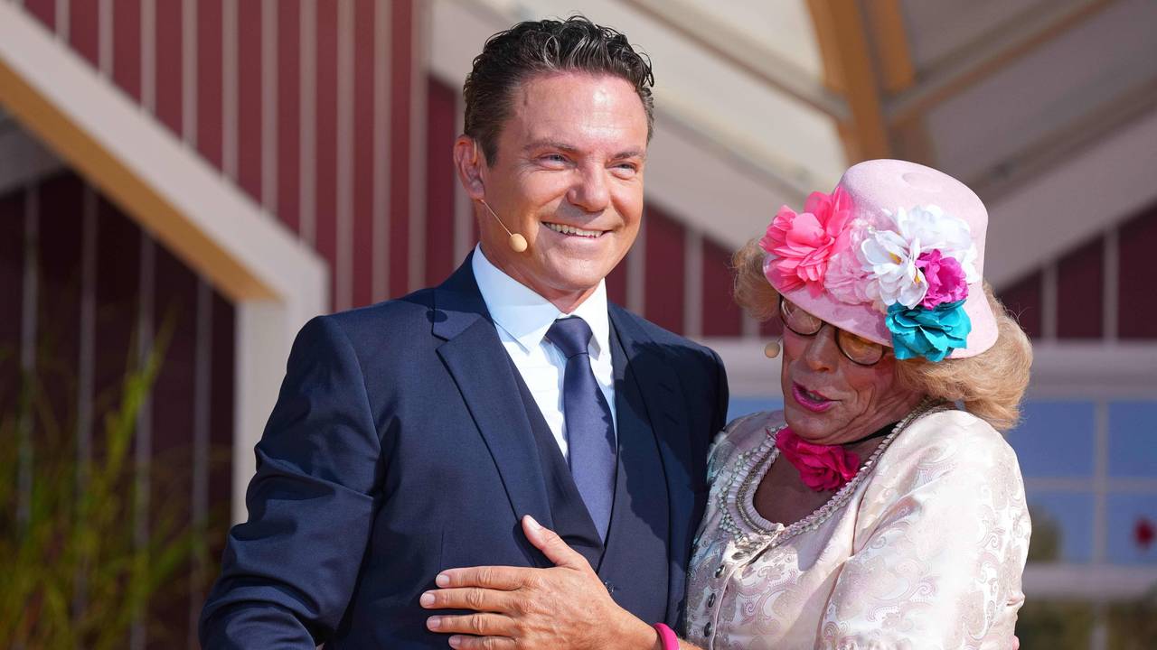 Stefan Mross und eine festlich gekleidete Frau
