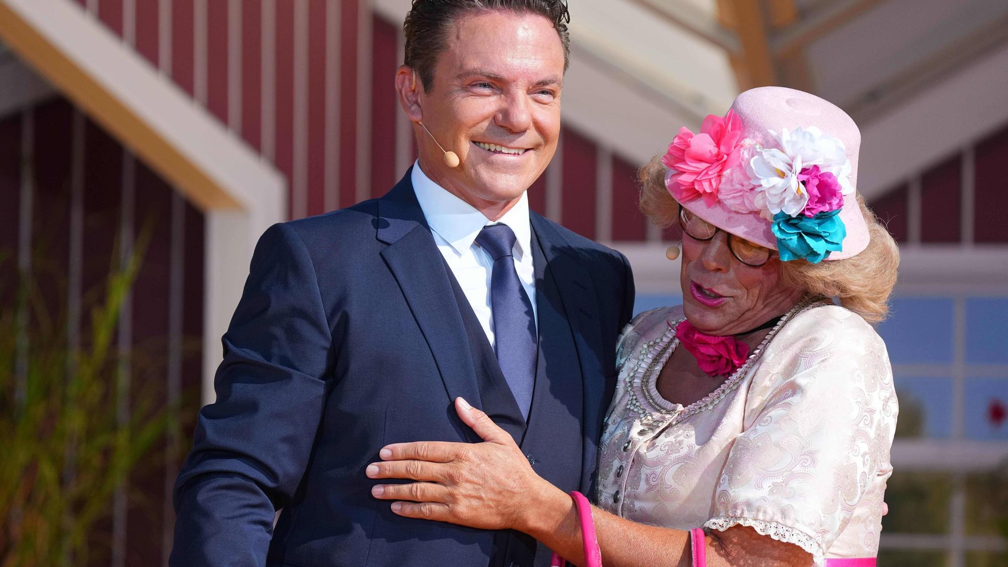 Stefan Mross und eine festlich gekleidete Frau
