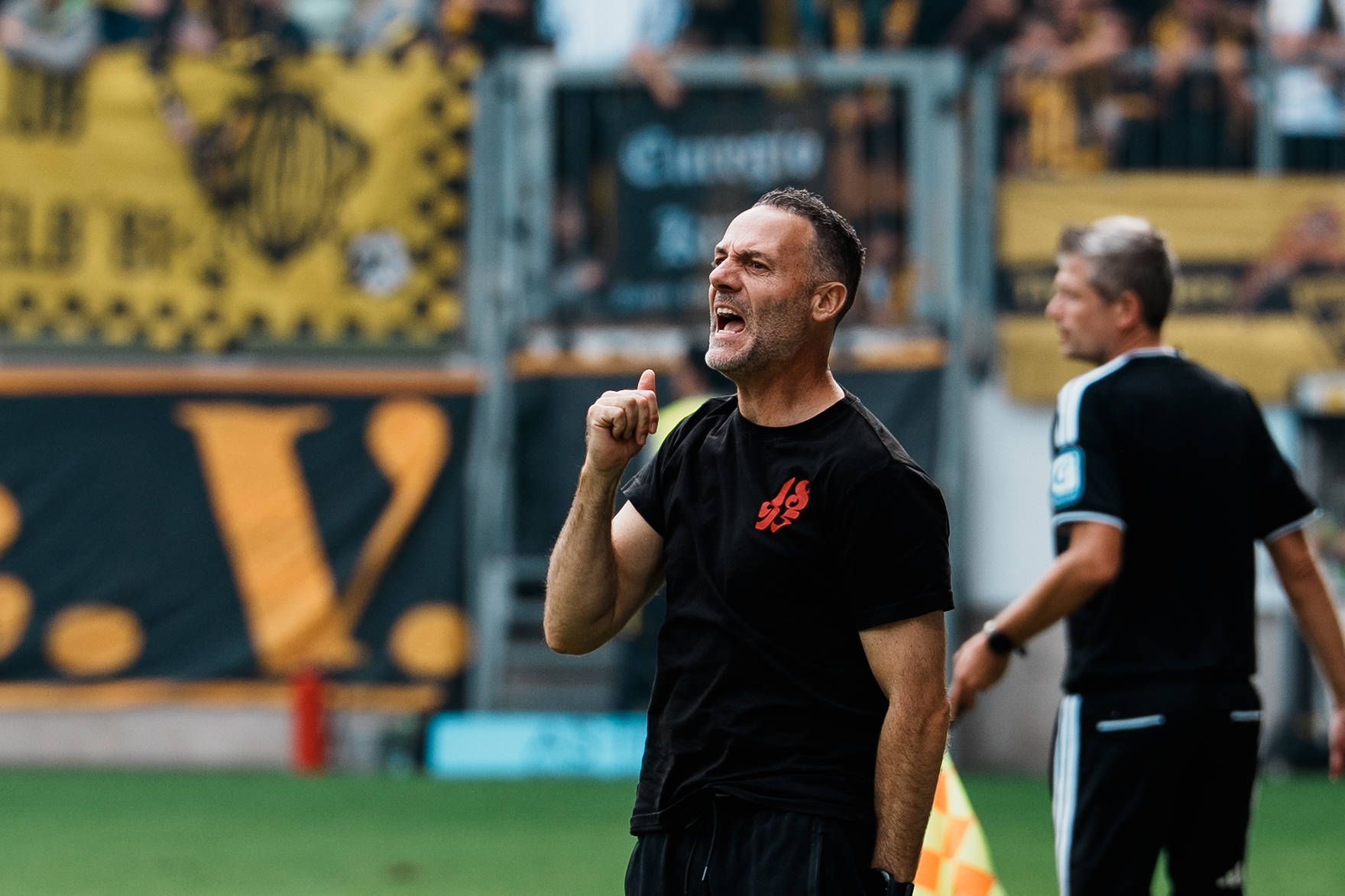 Alexander Ende schreit etwas auf den Platz.