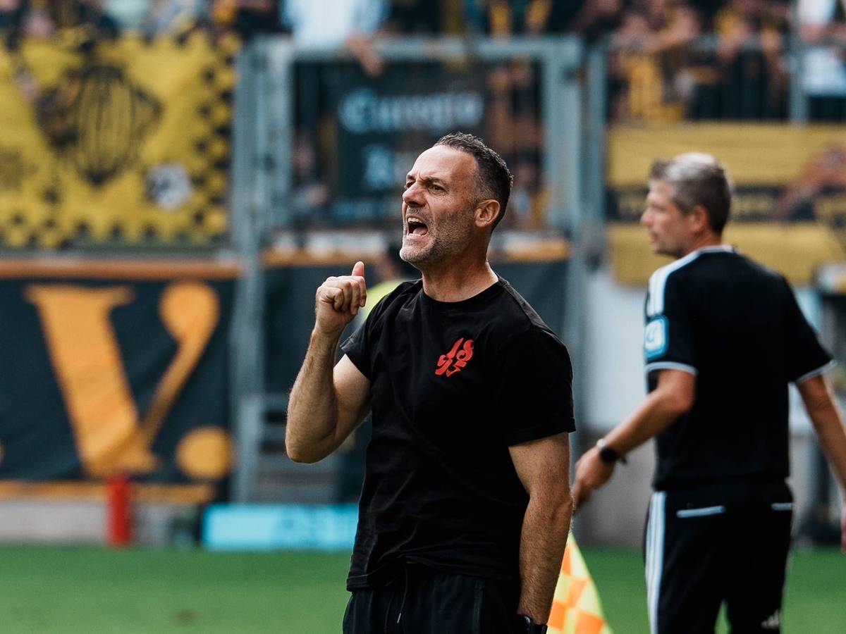 Alexander Ende schreit etwas auf den Platz.
