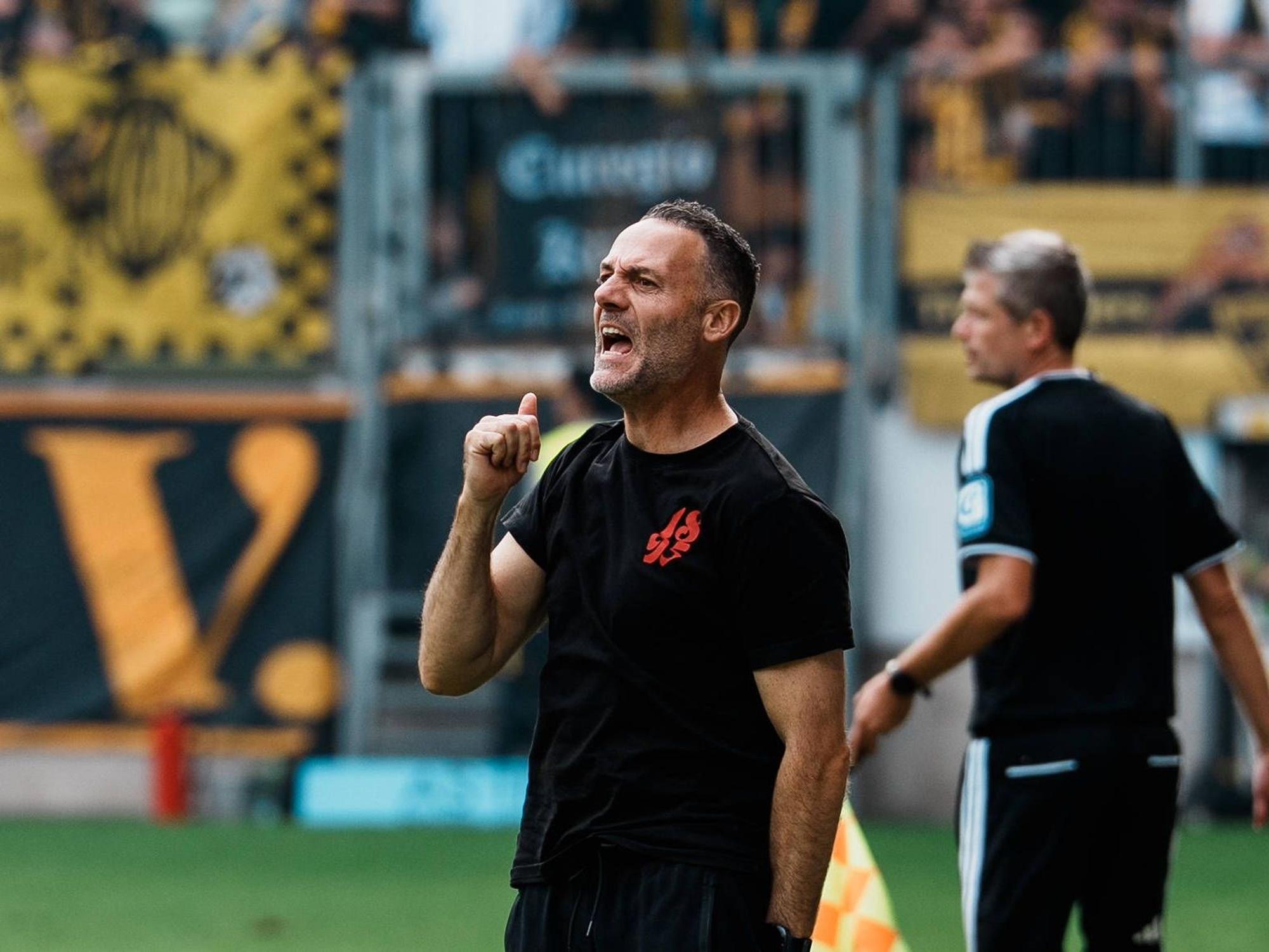 Alexander Ende schreit etwas auf den Platz.