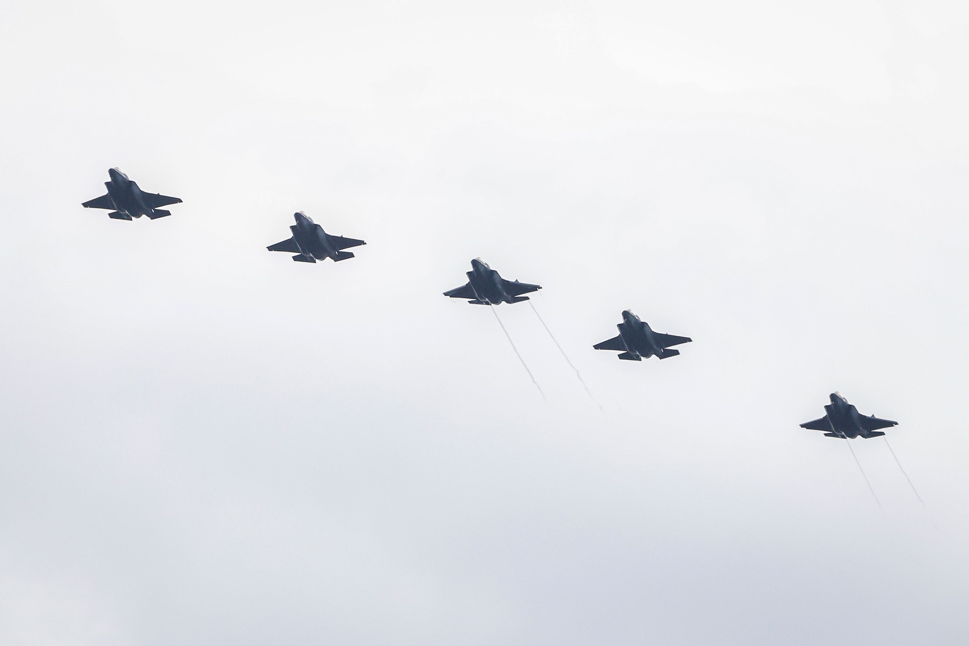Kampfflugzeuge vom Typ Lockheed Martin F-35B der US-Marines fliegen über die Roosevelt Roads Naval Station. (Archivbild)