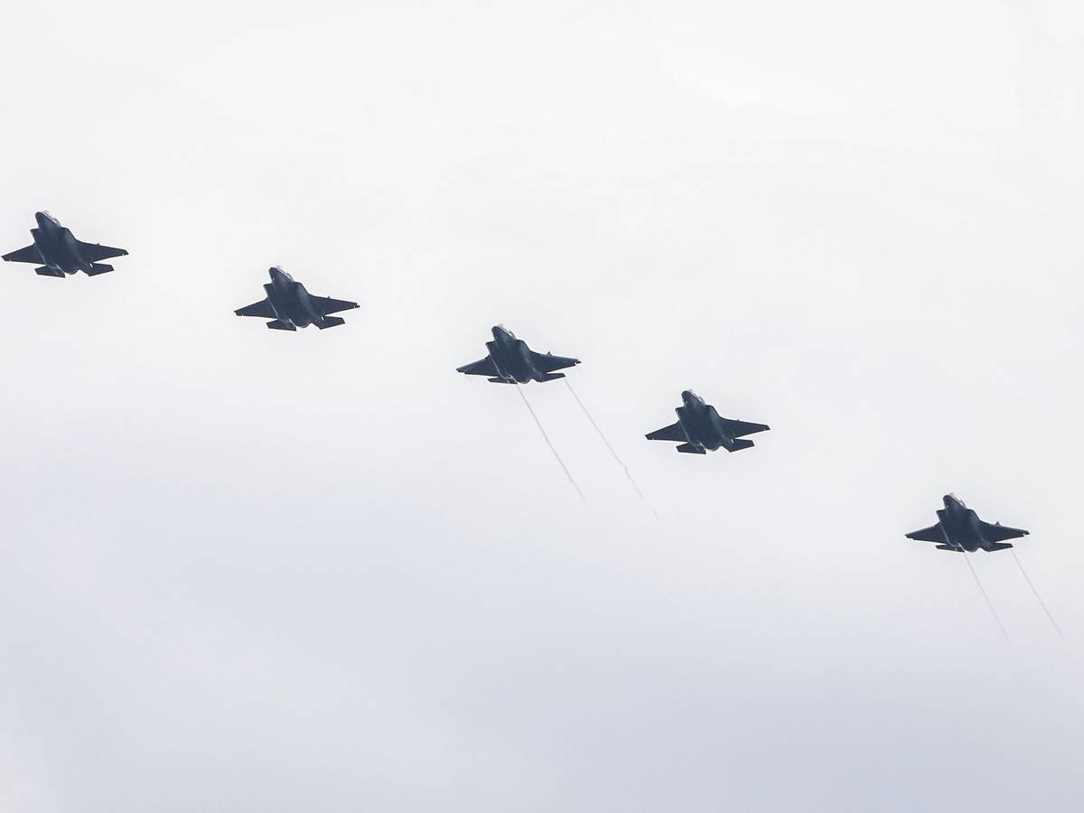 Kampfflugzeuge vom Typ Lockheed Martin F-35B der US-Marines fliegen über die Roosevelt Roads Naval Station. (Archivbild)