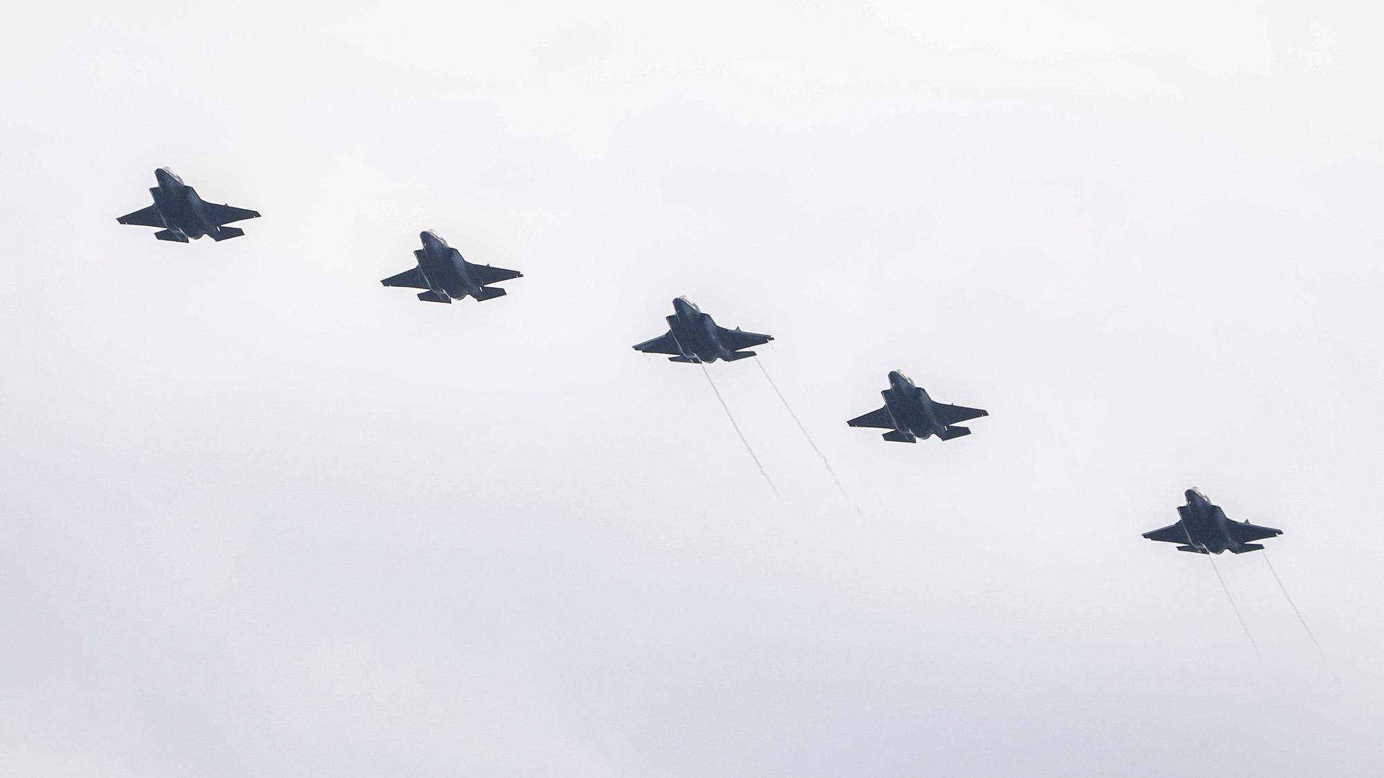 Kampfflugzeuge vom Typ Lockheed Martin F-35B der US-Marines fliegen über die Roosevelt Roads Naval Station. (Archivbild)