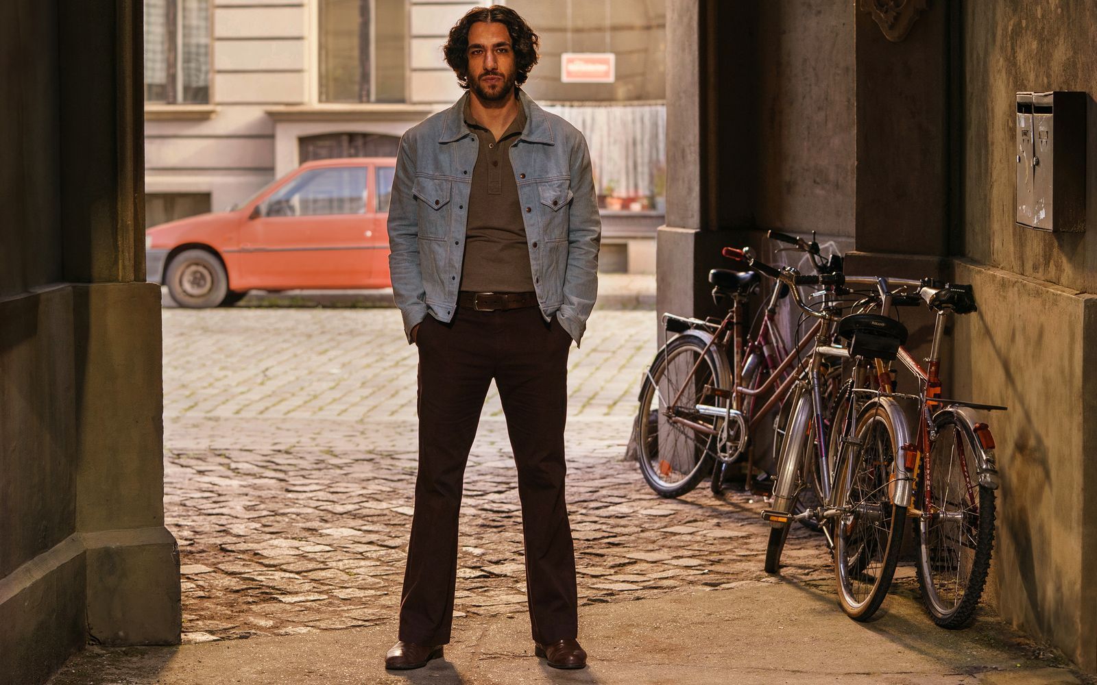 Onkel Ibrahim (Tariq Al-Saies) galt im Knast als „der Deutsche“, nun ist er wirklich in Berlin. (Bild: 2026 Warner Bros.Discovery / W&B TV / Julia Terjung)