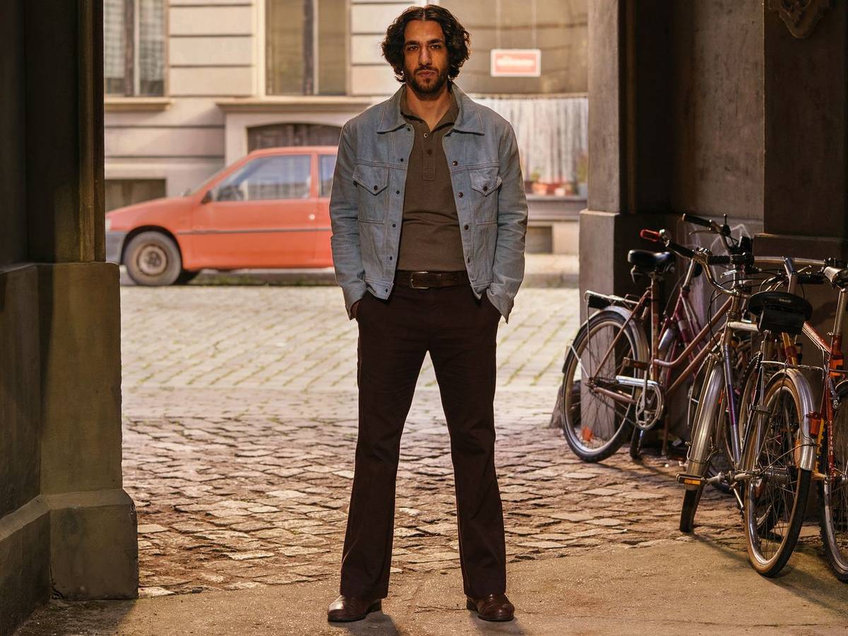Onkel Ibrahim (Tariq Al-Saies) galt im Knast als „der Deutsche“, nun ist er wirklich in Berlin. (Bild: 2026 Warner Bros.Discovery / W&B TV / Julia Terjung)