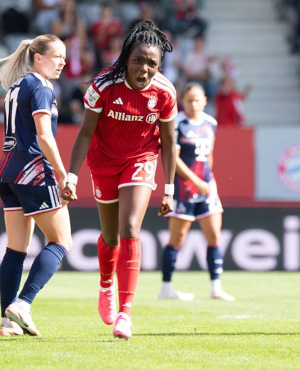 Bayerns Edna Imade bejubelt ihr Tor zum zwischenzeitlichen 2:0 gegen den 1. FC Köln.
