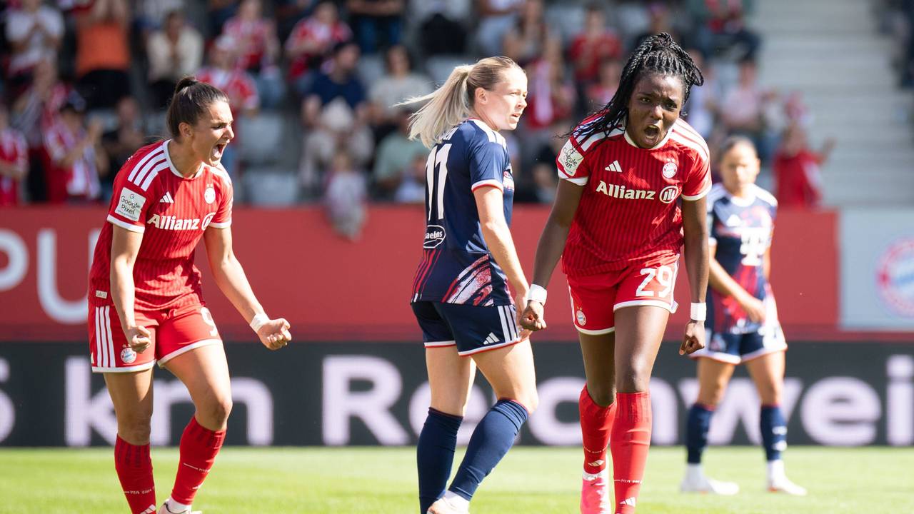 Bayerns Edna Imade bejubelt ihr Tor zum zwischenzeitlichen 2:0 gegen den 1. FC Köln.