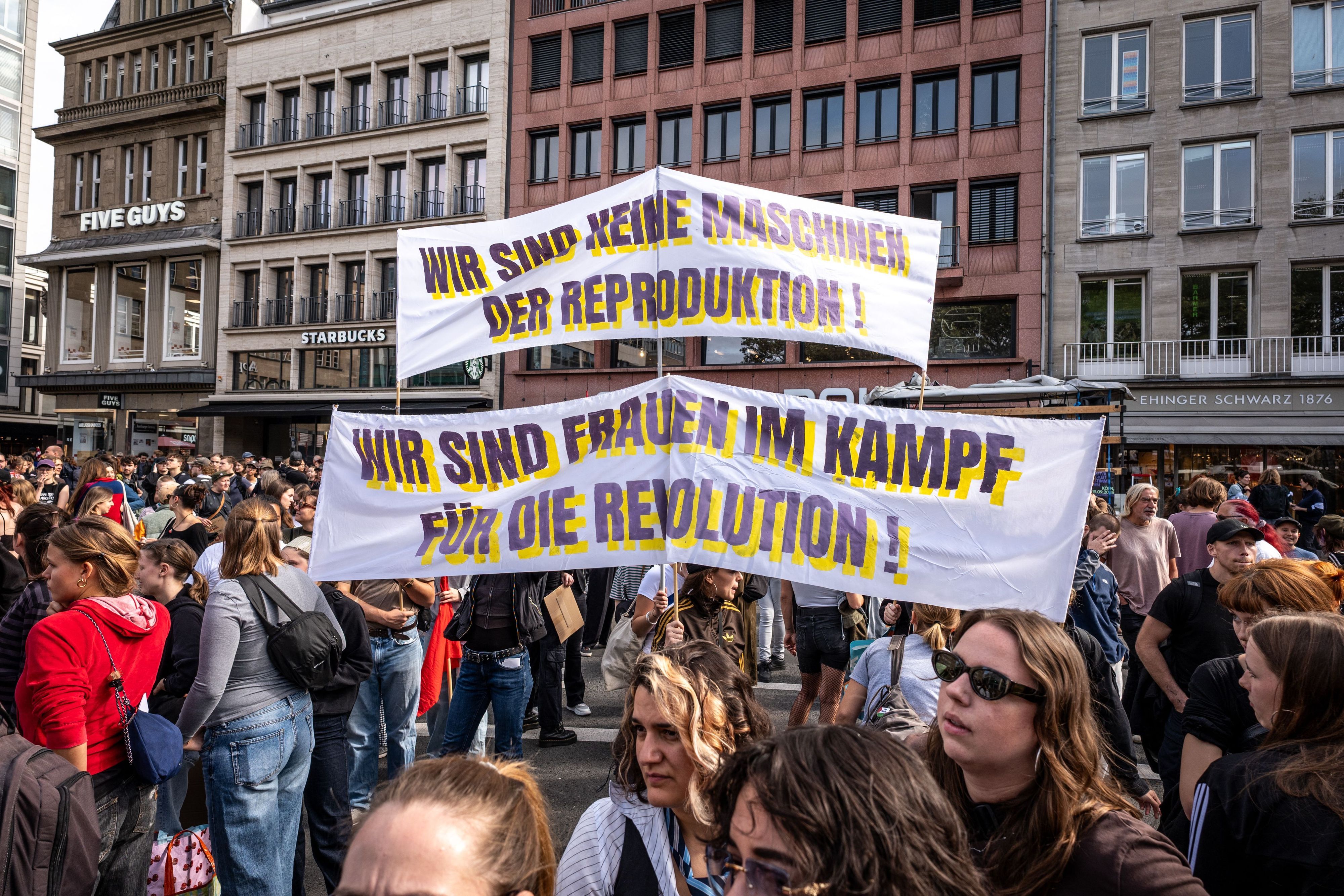 Teilnehmer der Demonstration „Für körperliche Selbstbestimmung“ haben sich am Rande des Neumarkts versammelt. Sie demonstrieren gegen die Veranstaltung „Marsch für das Leben“, die zeitgleich auf dem Neumarkt stattfindet.