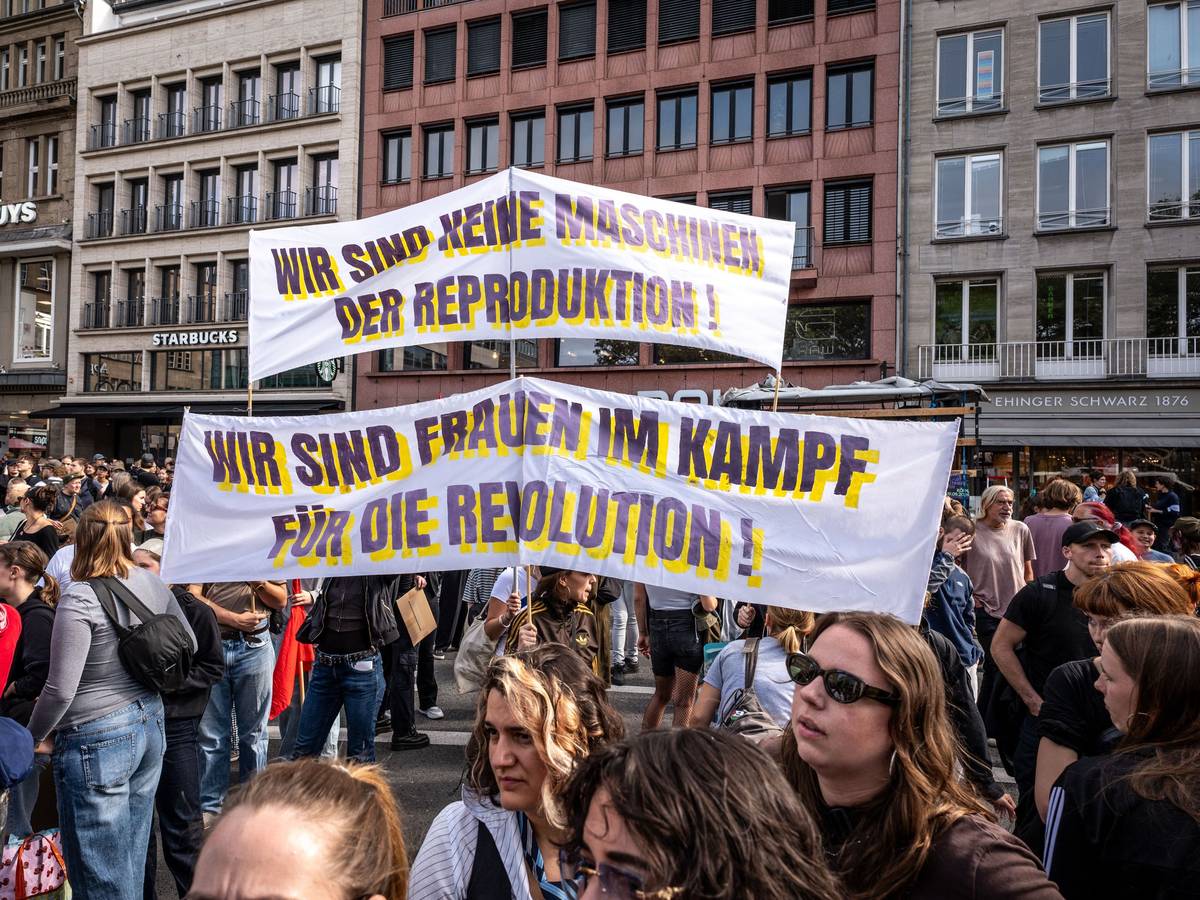 Teilnehmer der Demonstration „Für körperliche Selbstbestimmung“ haben sich am Rande des Neumarkts versammelt. Sie demonstrieren gegen die Veranstaltung „Marsch für das Leben“, die zeitgleich auf dem Neumarkt stattfindet.