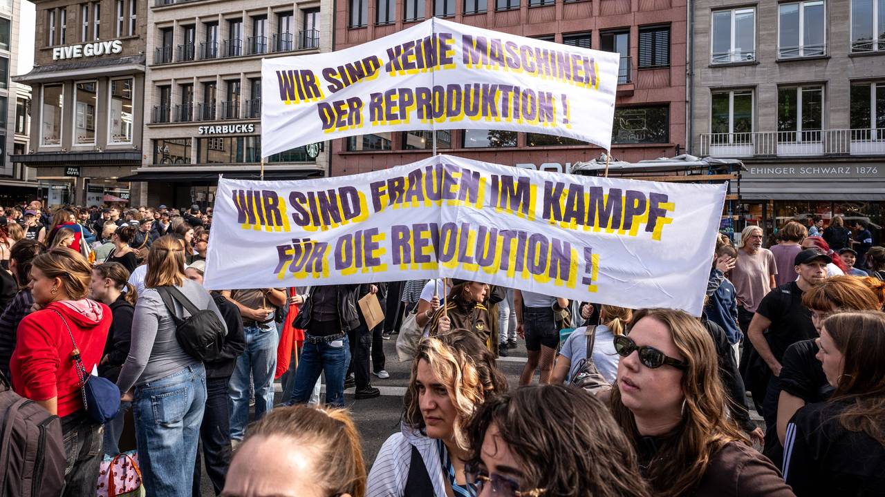 Teilnehmer der Demonstration „Für körperliche Selbstbestimmung“ haben sich am Rande des Neumarkts versammelt. Sie demonstrieren gegen die Veranstaltung „Marsch für das Leben“, die zeitgleich auf dem Neumarkt stattfindet.