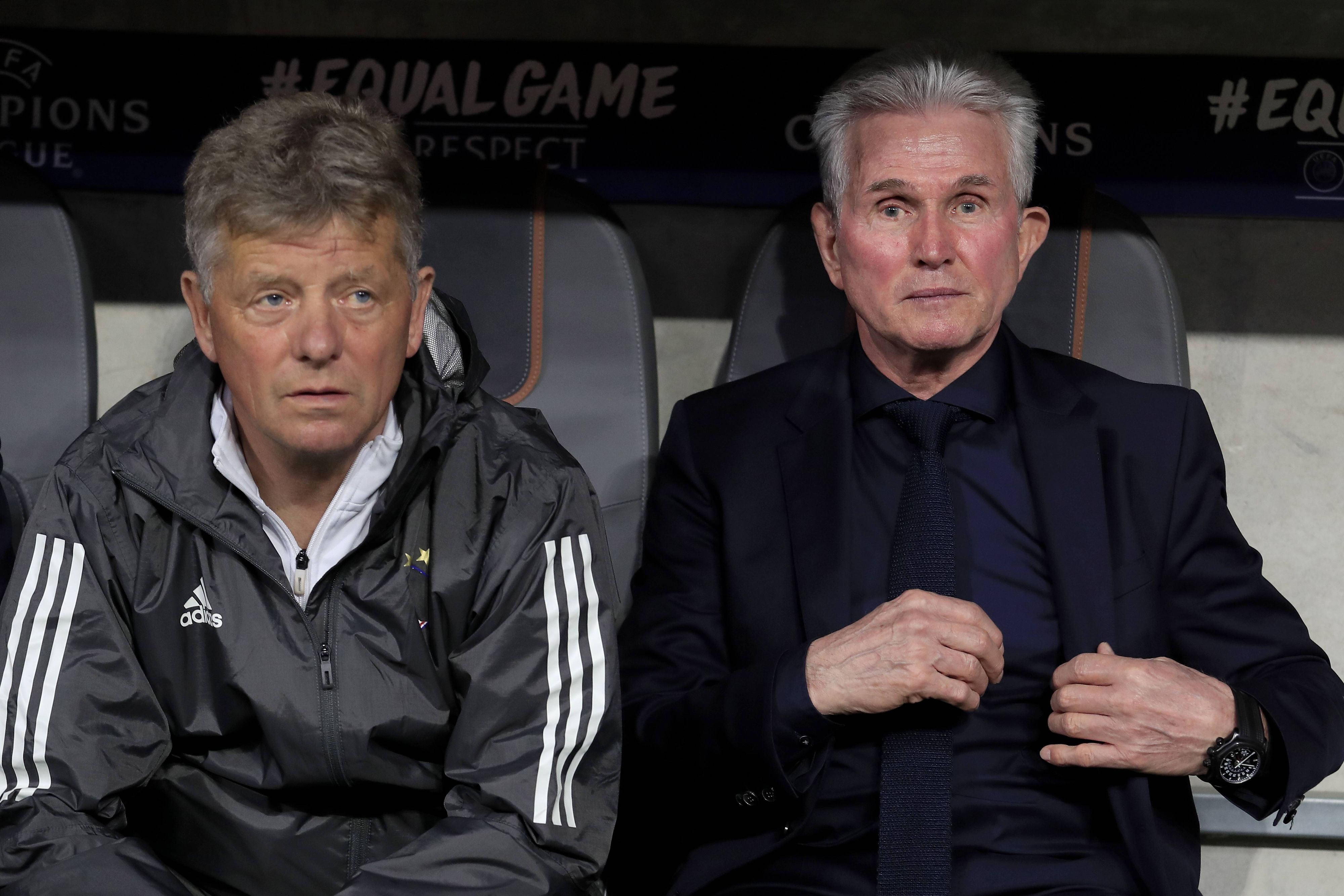 Peter Herrmann sitzt neben Jupp Heynckes auf der Trainerbank.