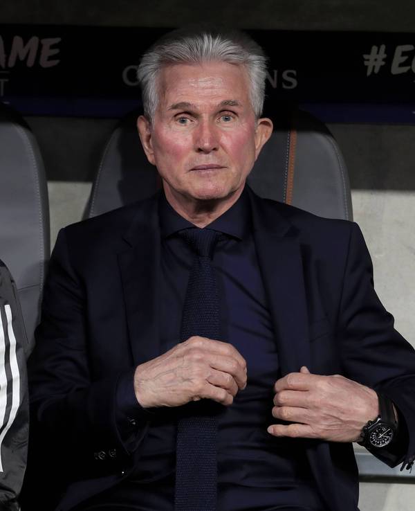 Peter Hermann sitzt neben Jupp Heynckes auf der Trainerbank.