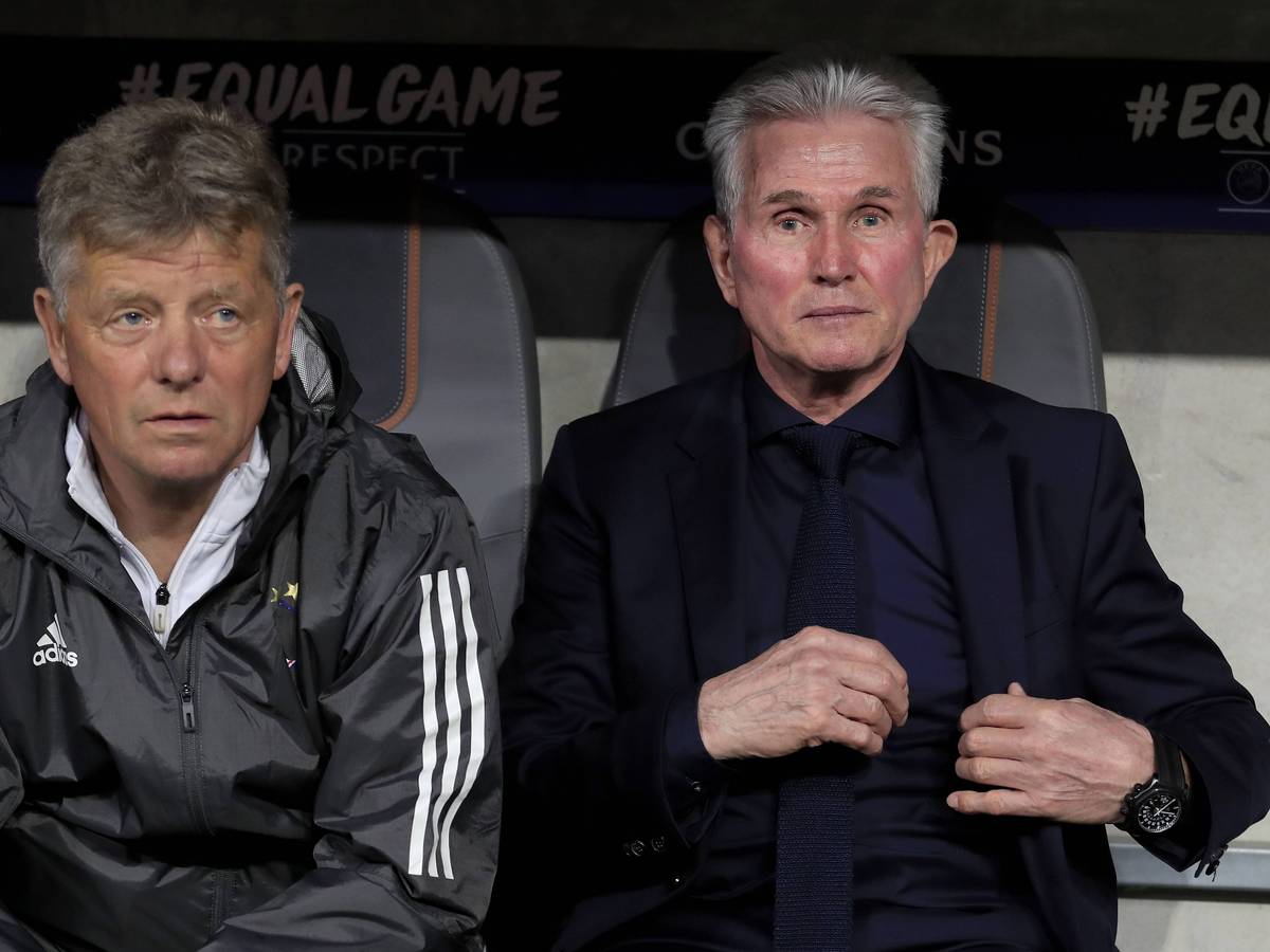 Peter Herrmann sitzt neben Jupp Heynckes auf der Trainerbank.