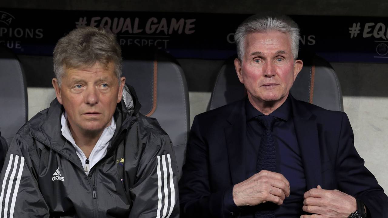 Peter Hermann sitzt neben Jupp Heynckes auf der Trainerbank.