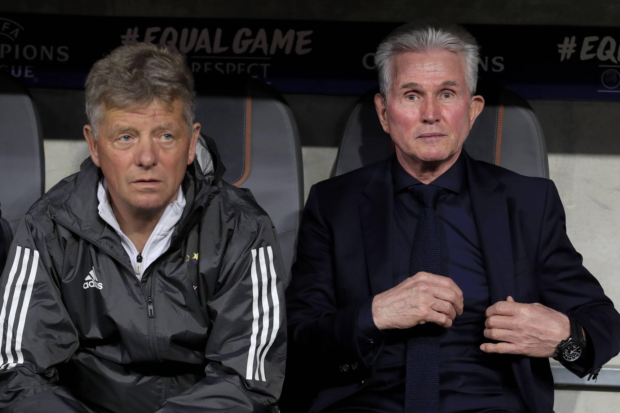 Peter Hermann sitzt neben Jupp Heynckes auf der Trainerbank.