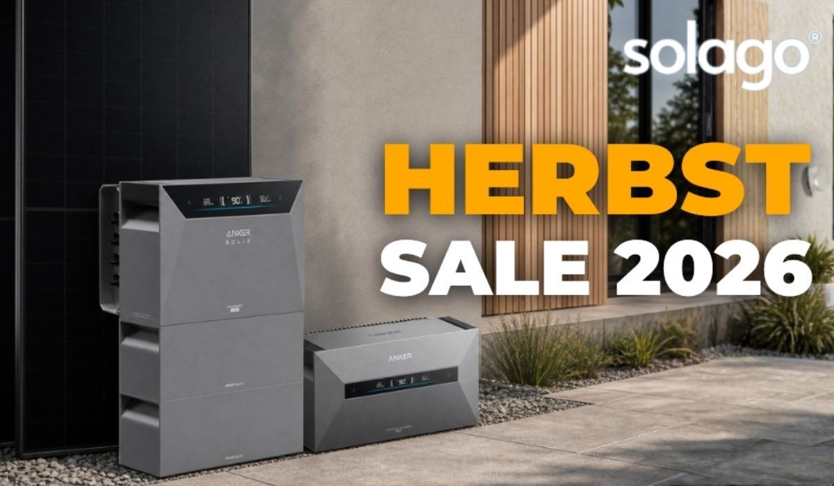 Solago Balkonkraftwerk mit AIKO Solarmodulen und Anker Solix 4 Pro und Anker Max Speicher vor Wohnhaus.