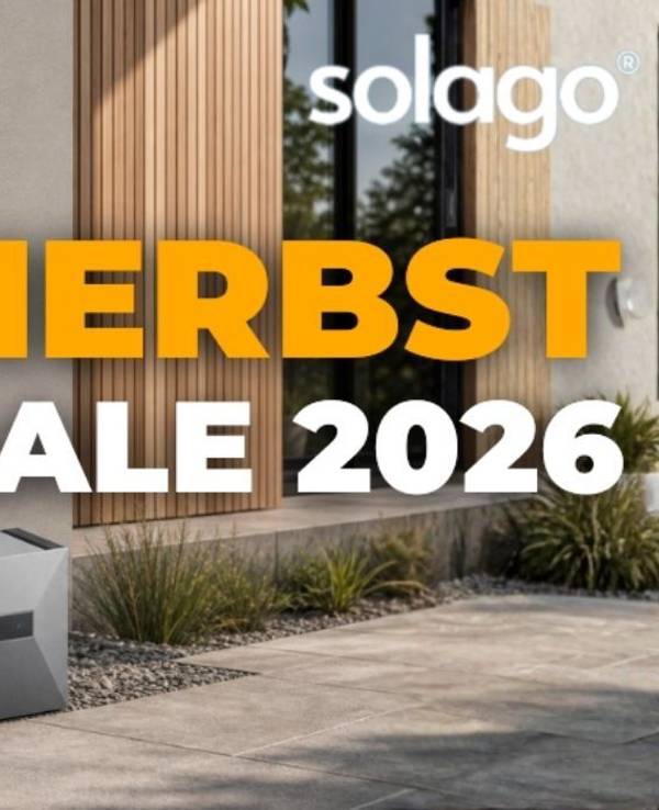 Solago Balkonkraftwerk mit AIKO Solarmodulen und Anker Solix 4 Pro und Anker Max Speicher vor Wohnhaus.