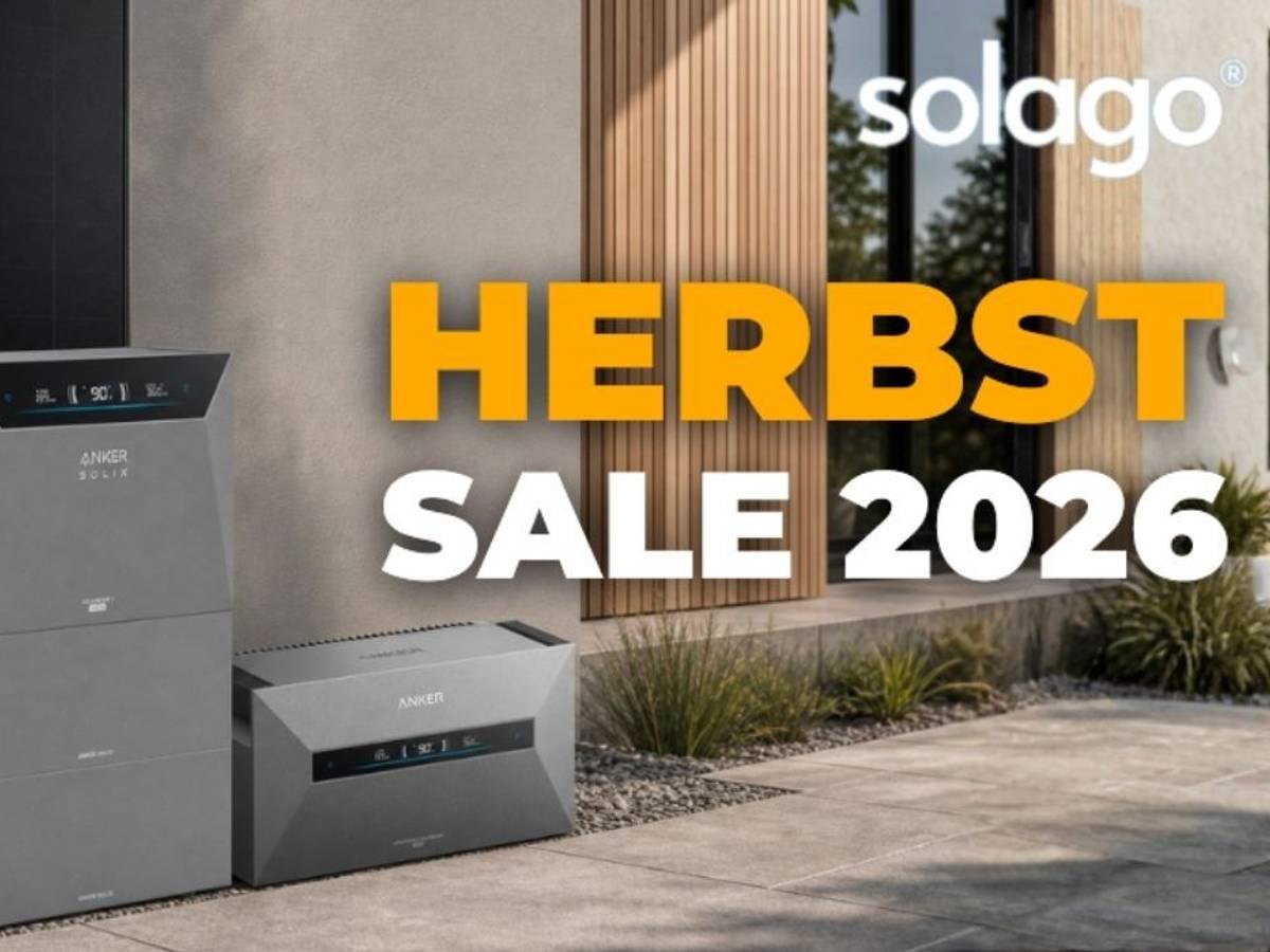 Solago Balkonkraftwerk mit AIKO Solarmodulen und Anker Solix 4 Pro und Anker Max Speicher vor Wohnhaus.