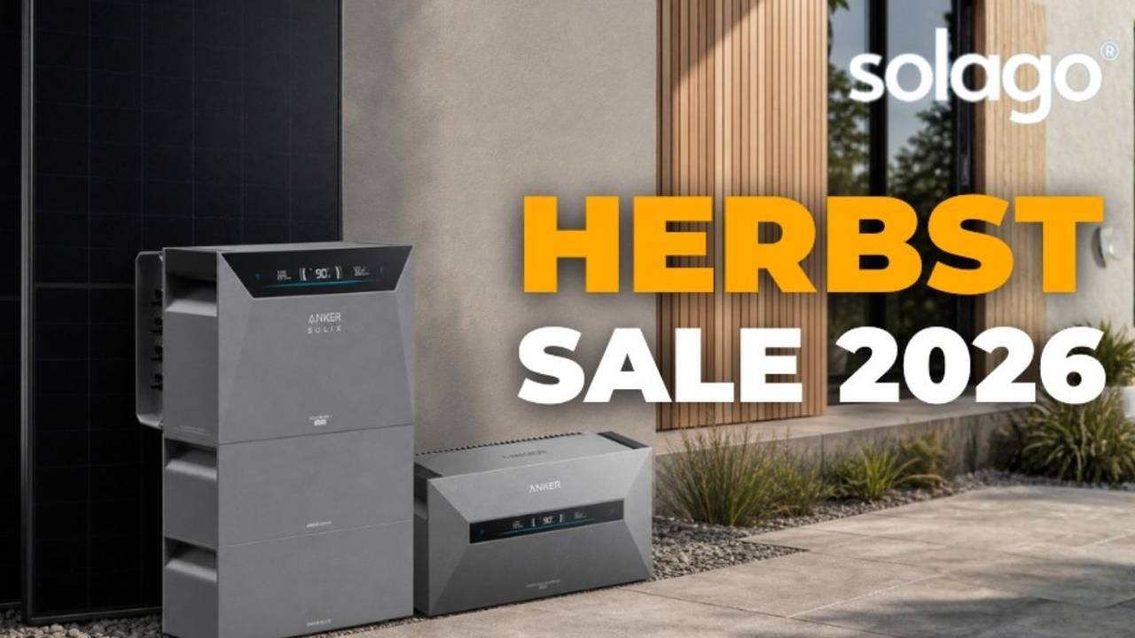 Solago Balkonkraftwerk mit AIKO Solarmodulen und Anker Solix 4 Pro und Anker Max Speicher vor Wohnhaus.