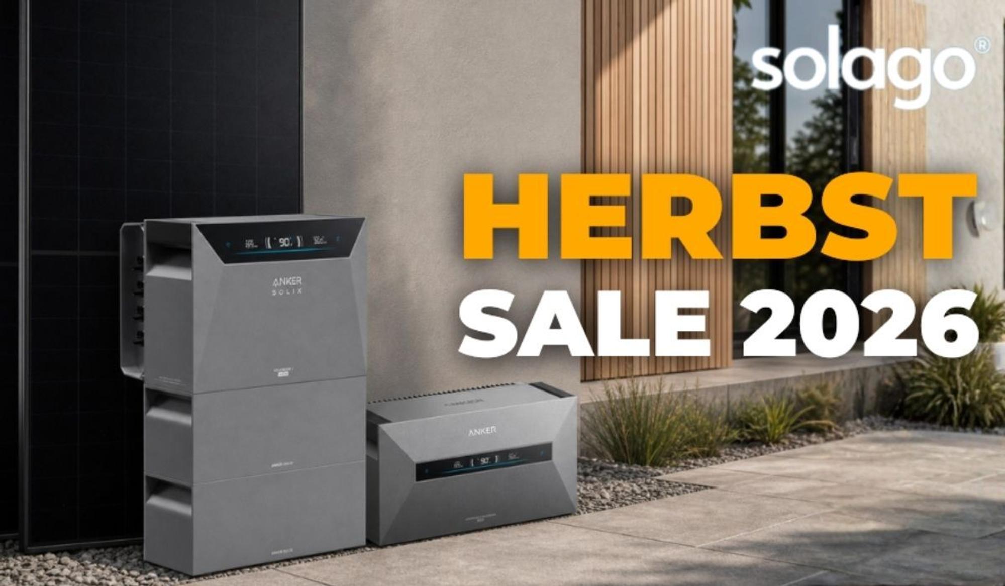 Solago Balkonkraftwerk mit AIKO Solarmodulen und Anker Solix 4 Pro und Anker Max Speicher vor Wohnhaus.