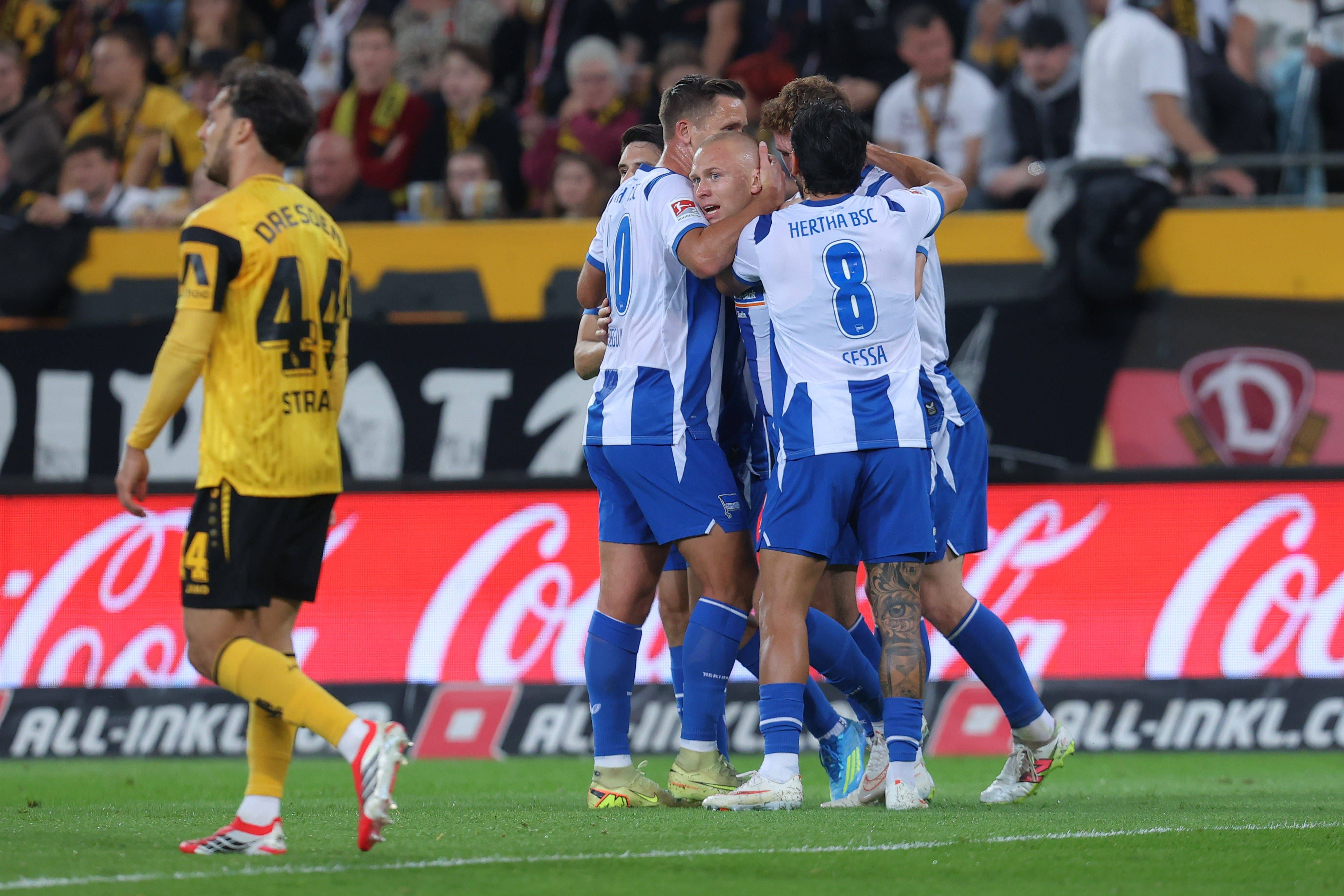 Hertha-Spieler jubeln über ein Tor.