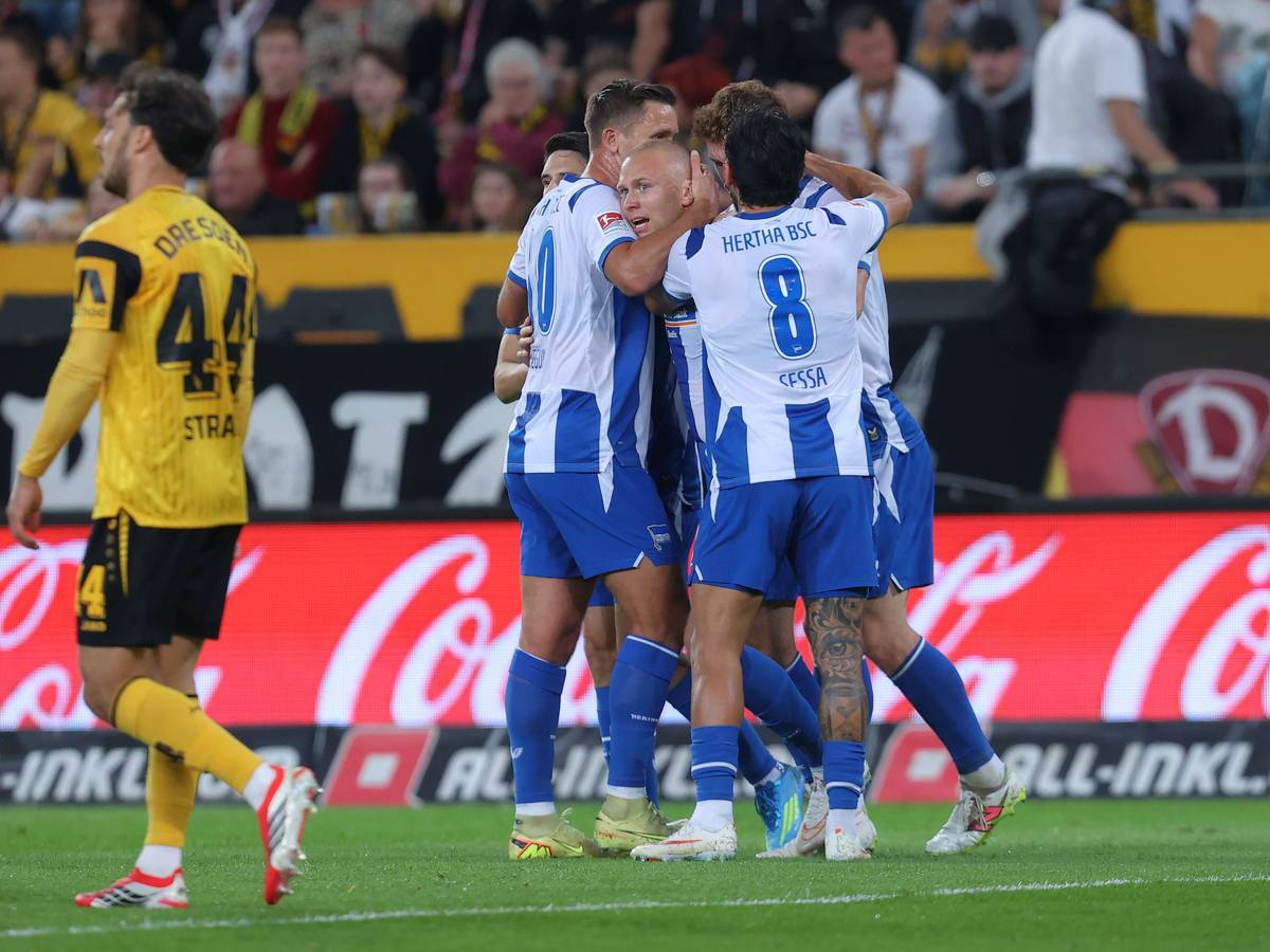 Hertha-Spieler jubeln über ein Tor.