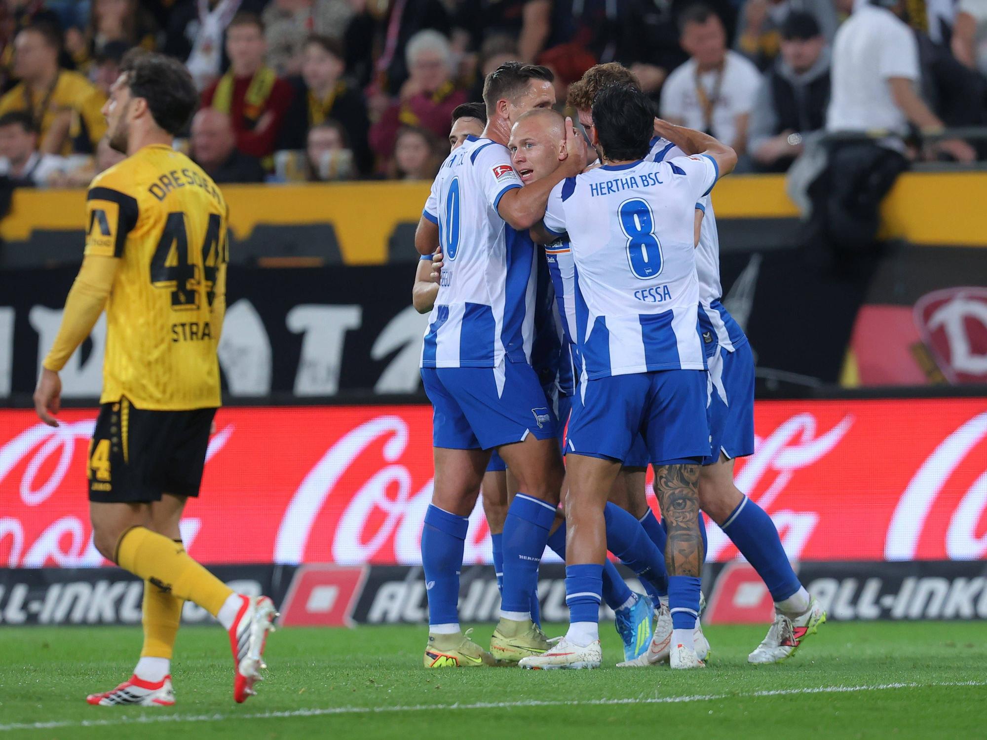 Hertha-Spieler jubeln über ein Tor.