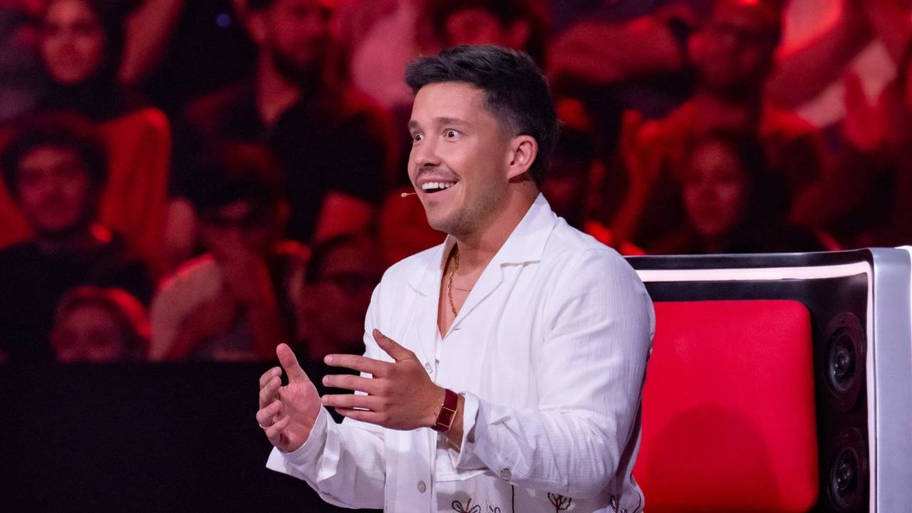 Eine Frage eines Talents bei „The Voice of Germany“ ließ Nico Santos ungläubig staunen. (Bild: Joyn / Claudius Pflug)