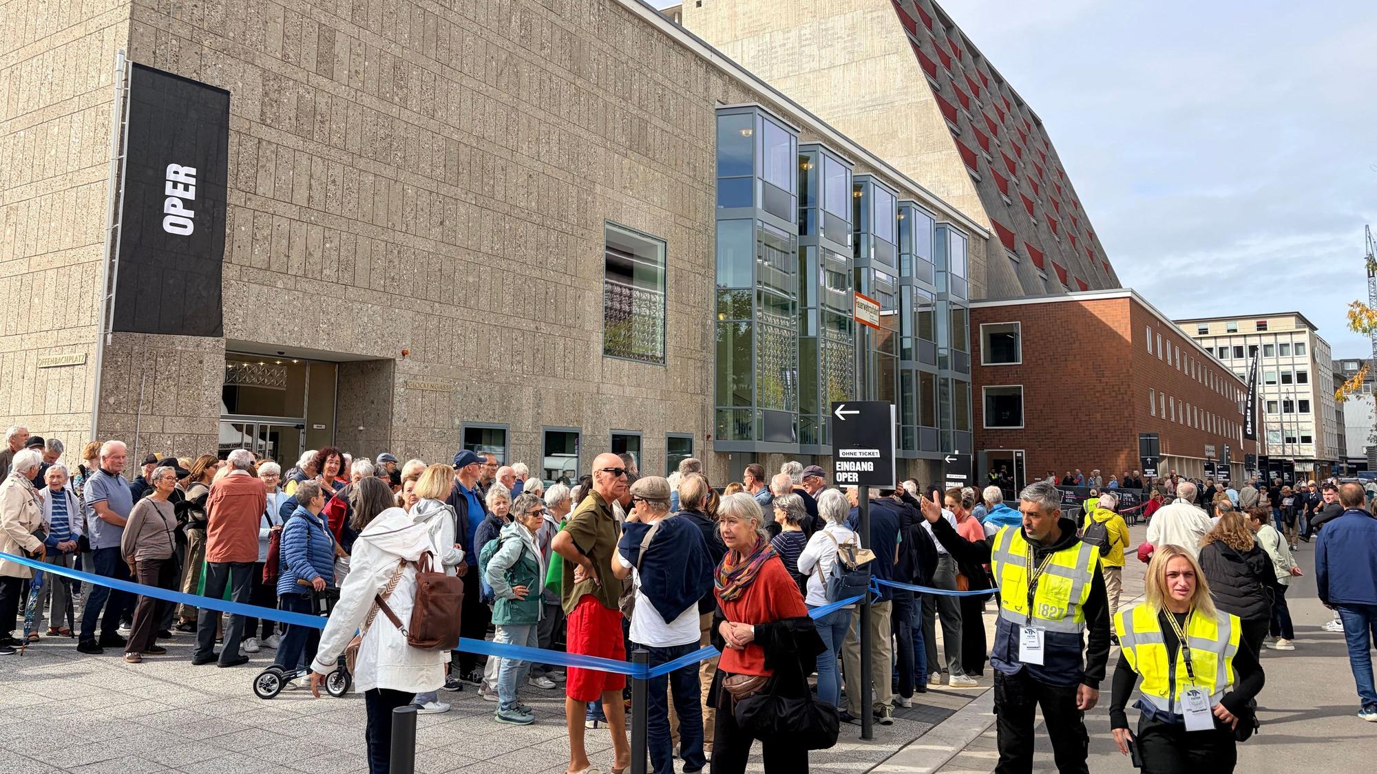 Zahlreiche Menschen kamen zur Eröffnung der Kölner Oper.