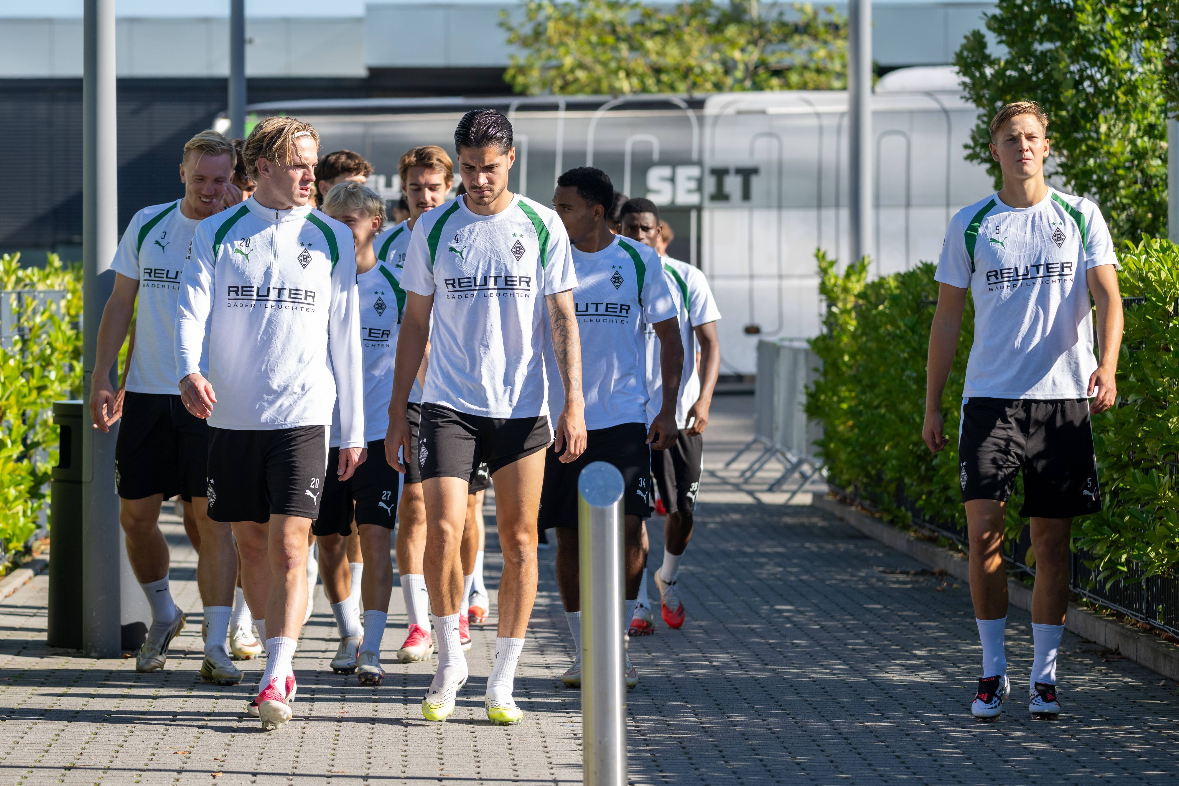Spieler von Borussia Mönchengladbach auf dem Weg zum Training.