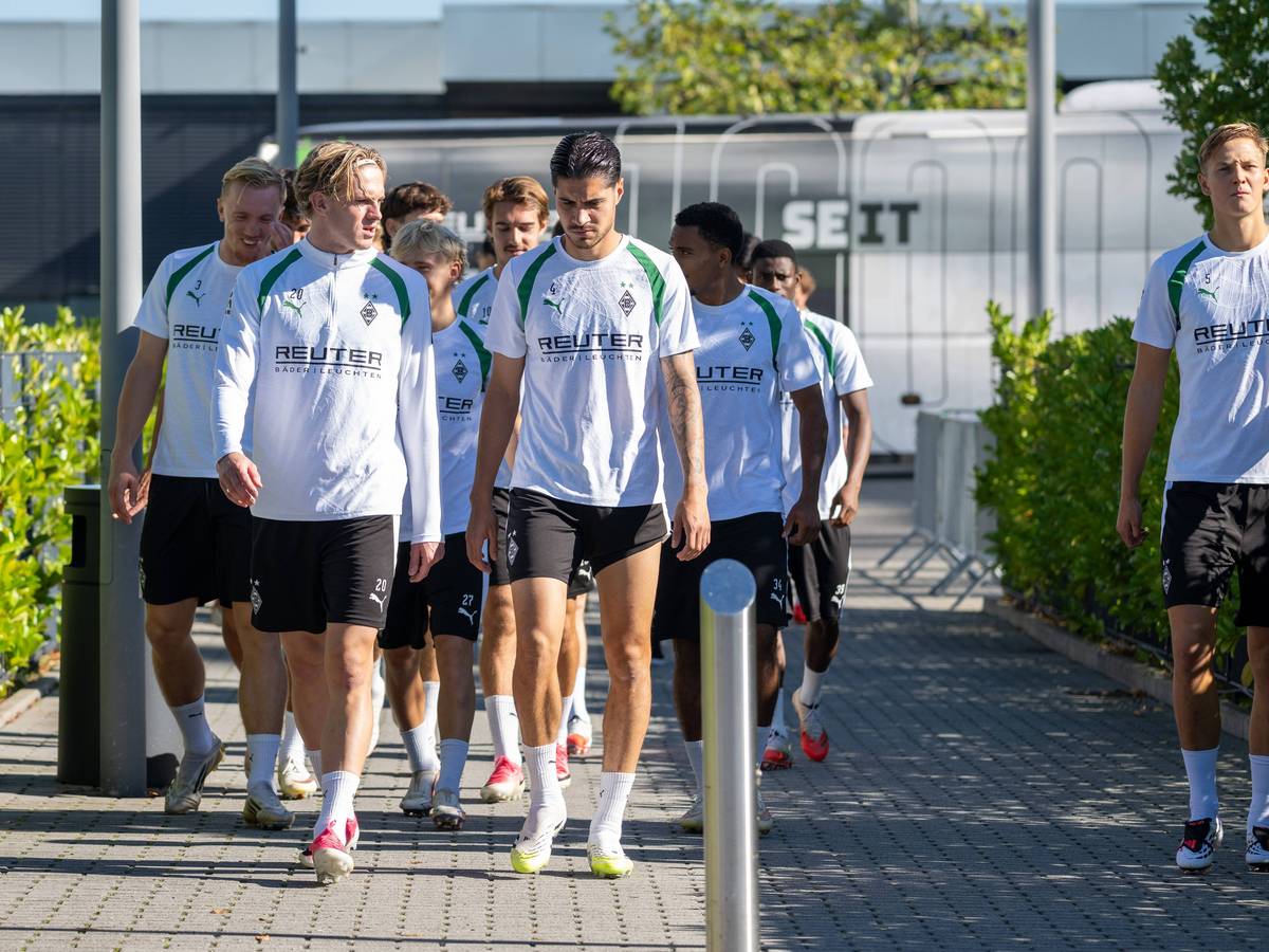 Spieler von Borussia Mönchengladbach auf dem Weg zum Training.