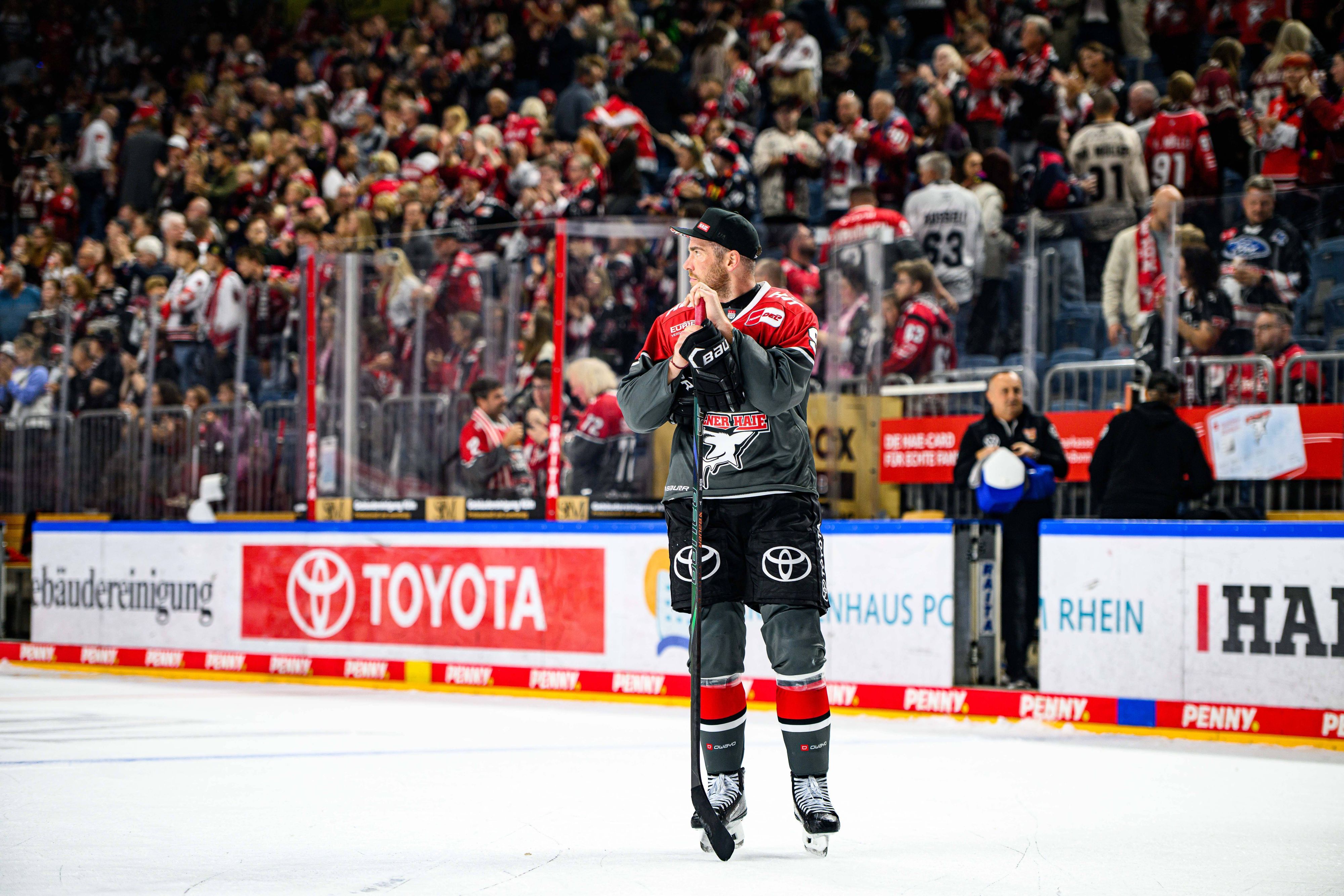 Marcel Noebels steht nach dem Spiel enttäuscht auf dem Eis.