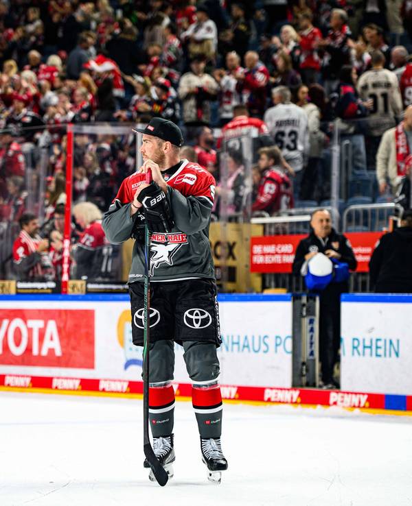 Marcel Noebels steht nach dem Spiel enttäuscht auf dem Eis.