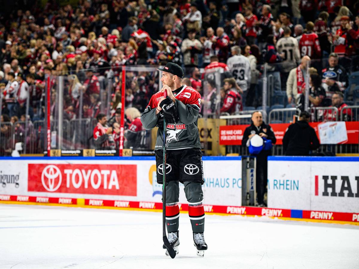 Marcel Noebels steht nach dem Spiel enttäuscht auf dem Eis.