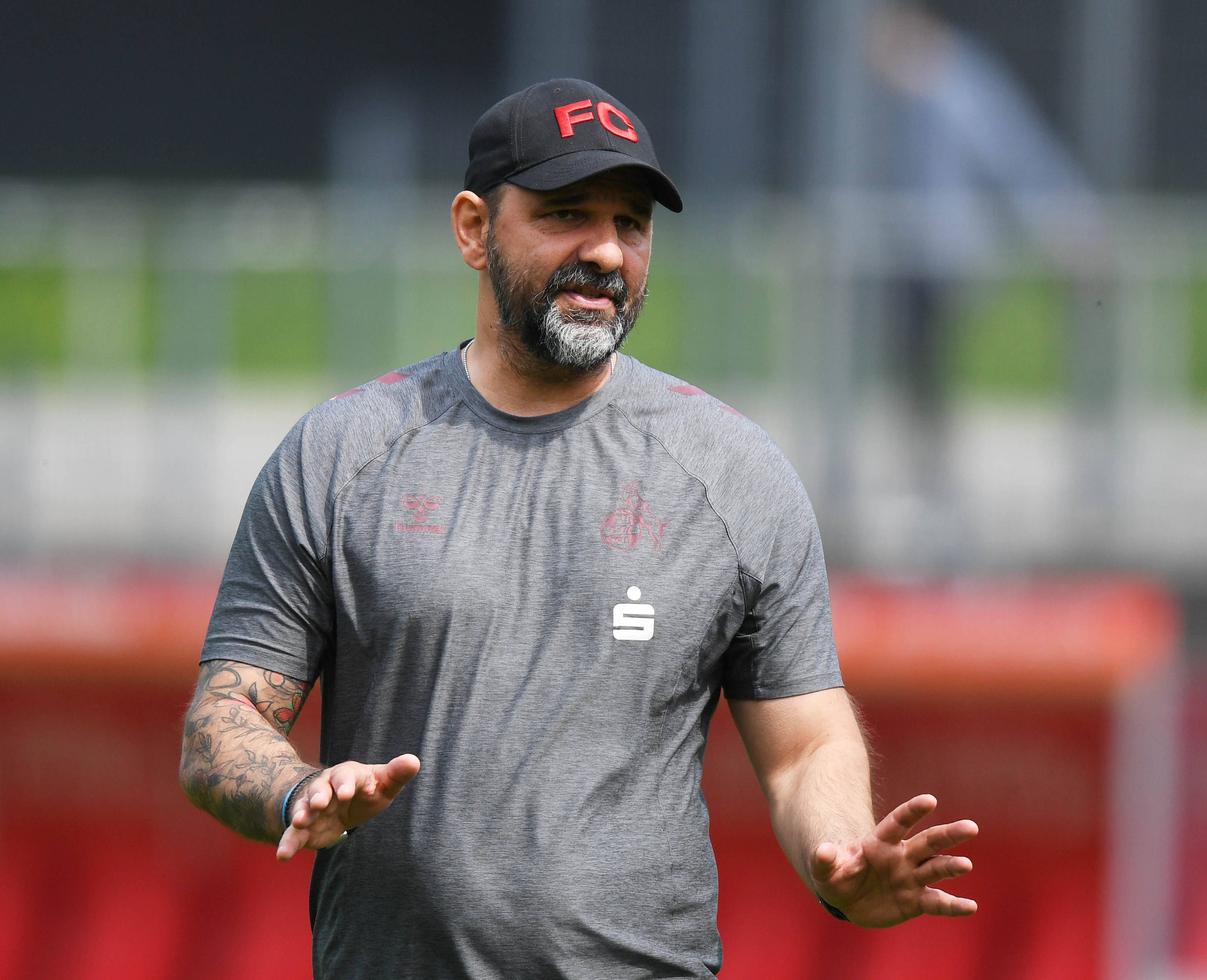 U19-Trainer Stefan Ruthenbeck (1. FC Köln) in Aktion.