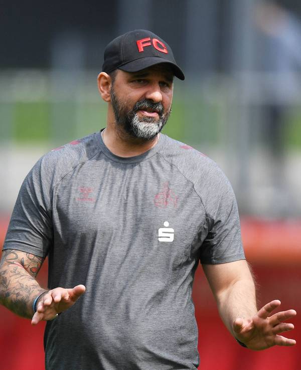 U19-Trainer Stefan Ruthenbeck (1. FC Köln) in Aktion.