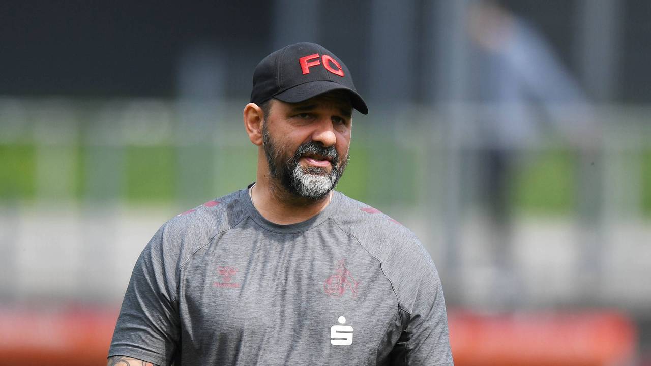 U19-Trainer Stefan Ruthenbeck (1. FC Köln) in Aktion.