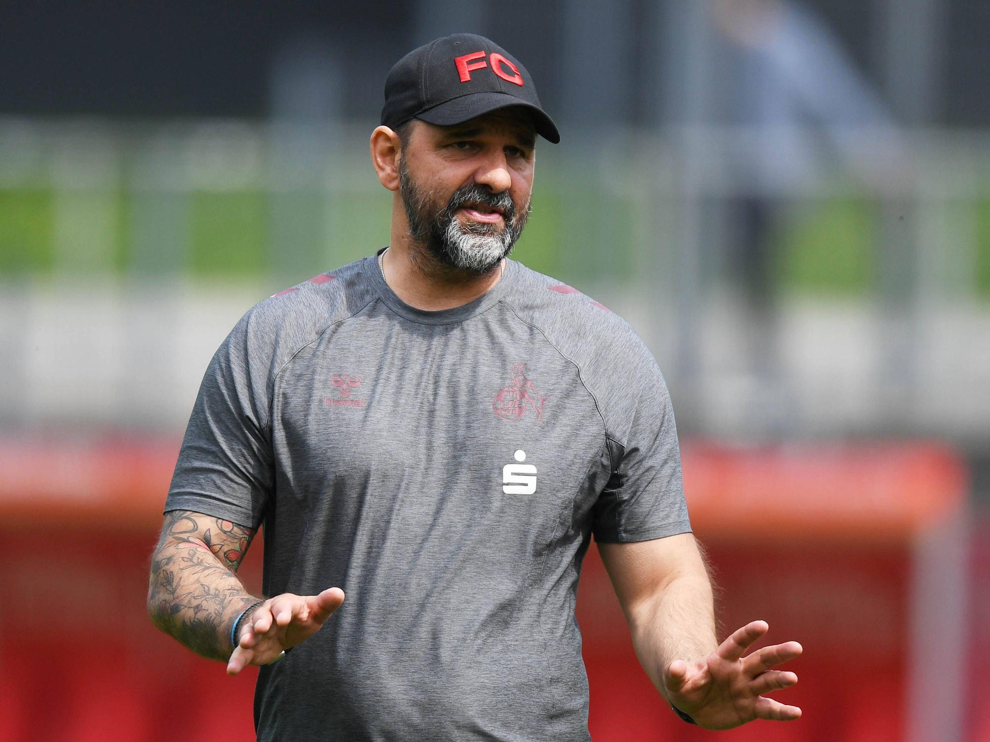 U19-Trainer Stefan Ruthenbeck (1. FC Köln) in Aktion.