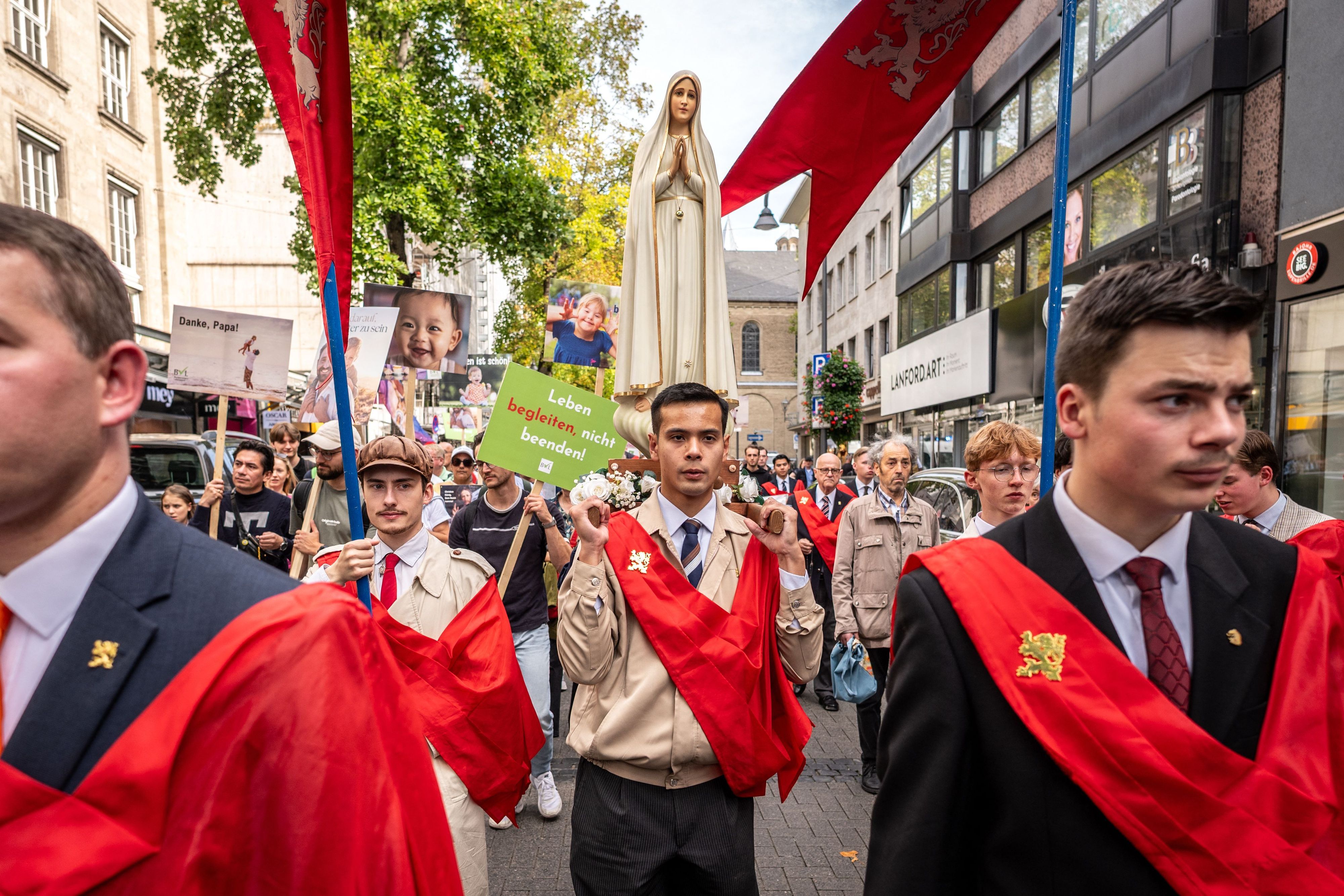 Demonstranten tragen eine Madonna auf ihren Schultern beim „Marsch für das Leben“ gegen Abtreibungen.