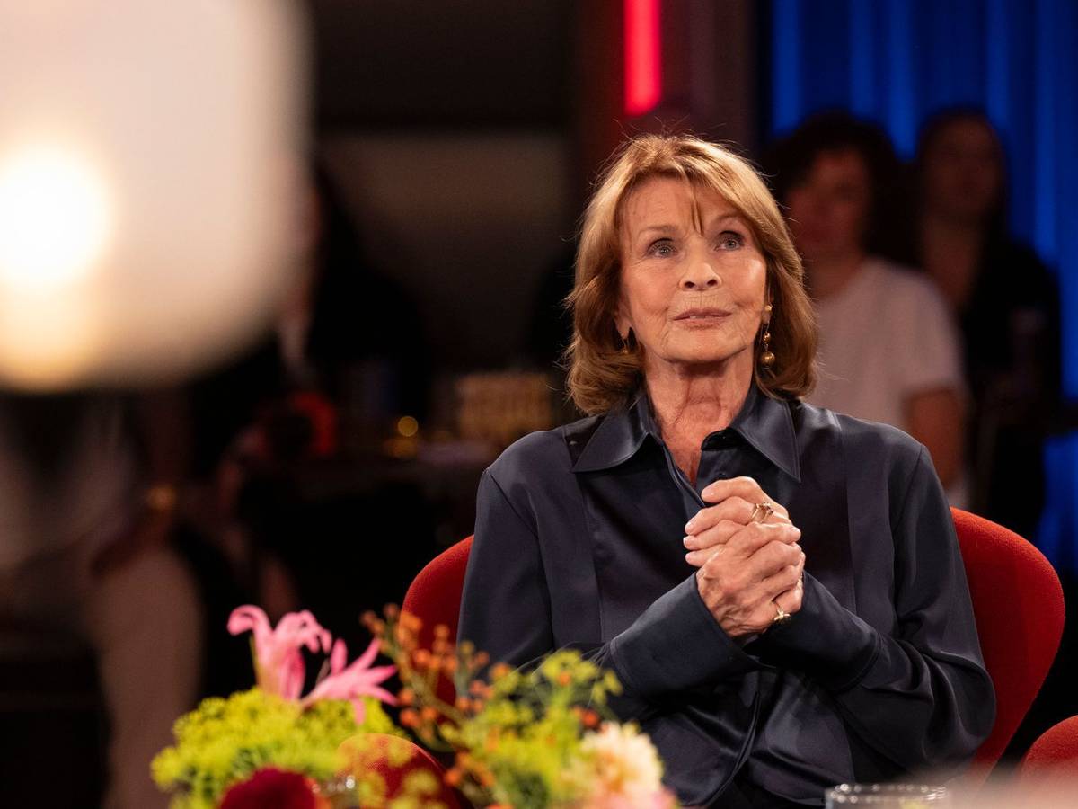 Senta Berger sprach im „Kölner Treff“ über das Leben als Witwe. (Bild: Melanie Grande / WDR / Kölner Treff)