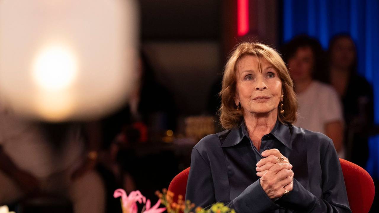 Senta Berger sprach im „Kölner Treff“ über das Leben als Witwe. (Bild: Melanie Grande / WDR / Kölner Treff)
