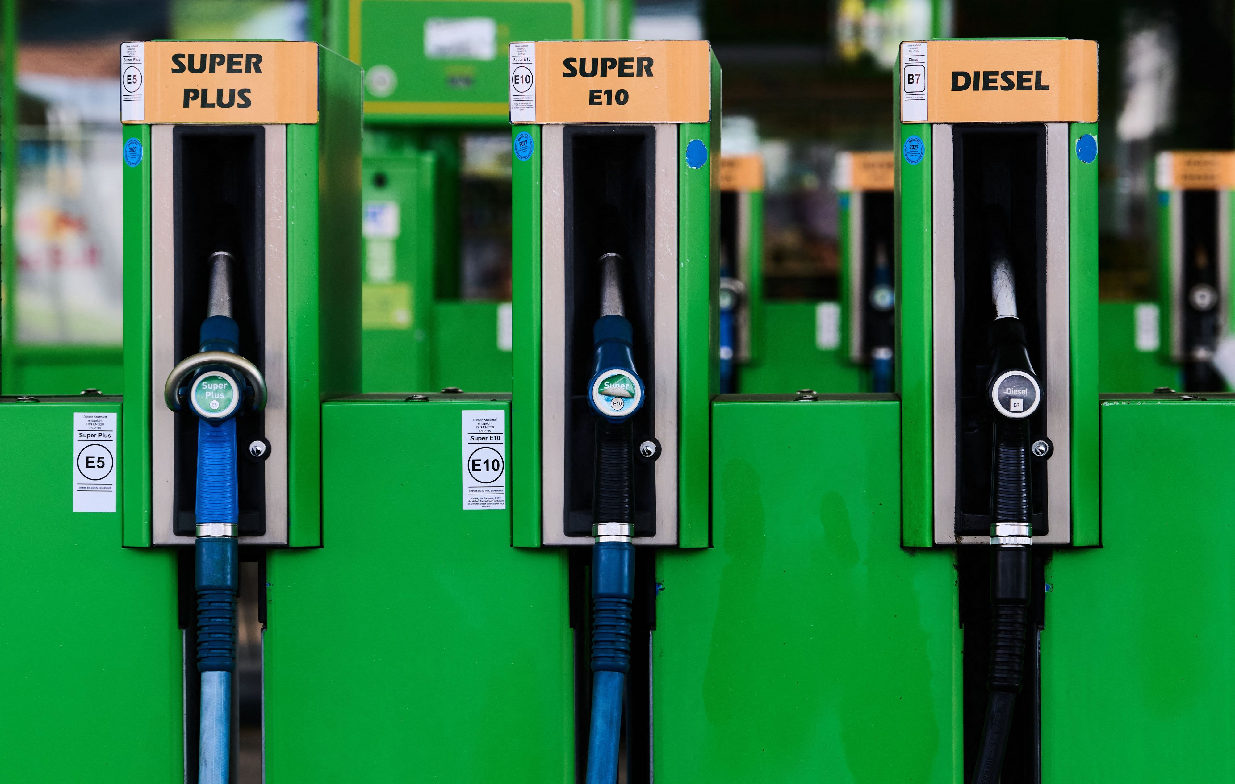 Blick auf Zapfsäulen für Benzin und Diesel an einer Tankstelle. (Symbolbild)