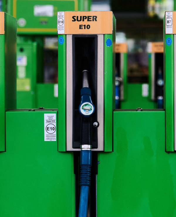 Blick auf Zapfsäulen für Benzin und Diesel an einer Tankstelle. (Symbolbild)
